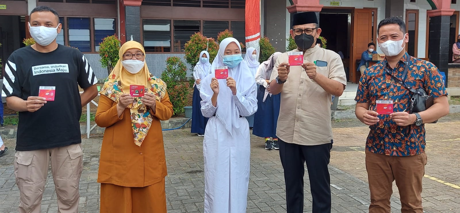 Anggota DPRD DKI Ini bagikan Kartu Perdana Kuota Belajar