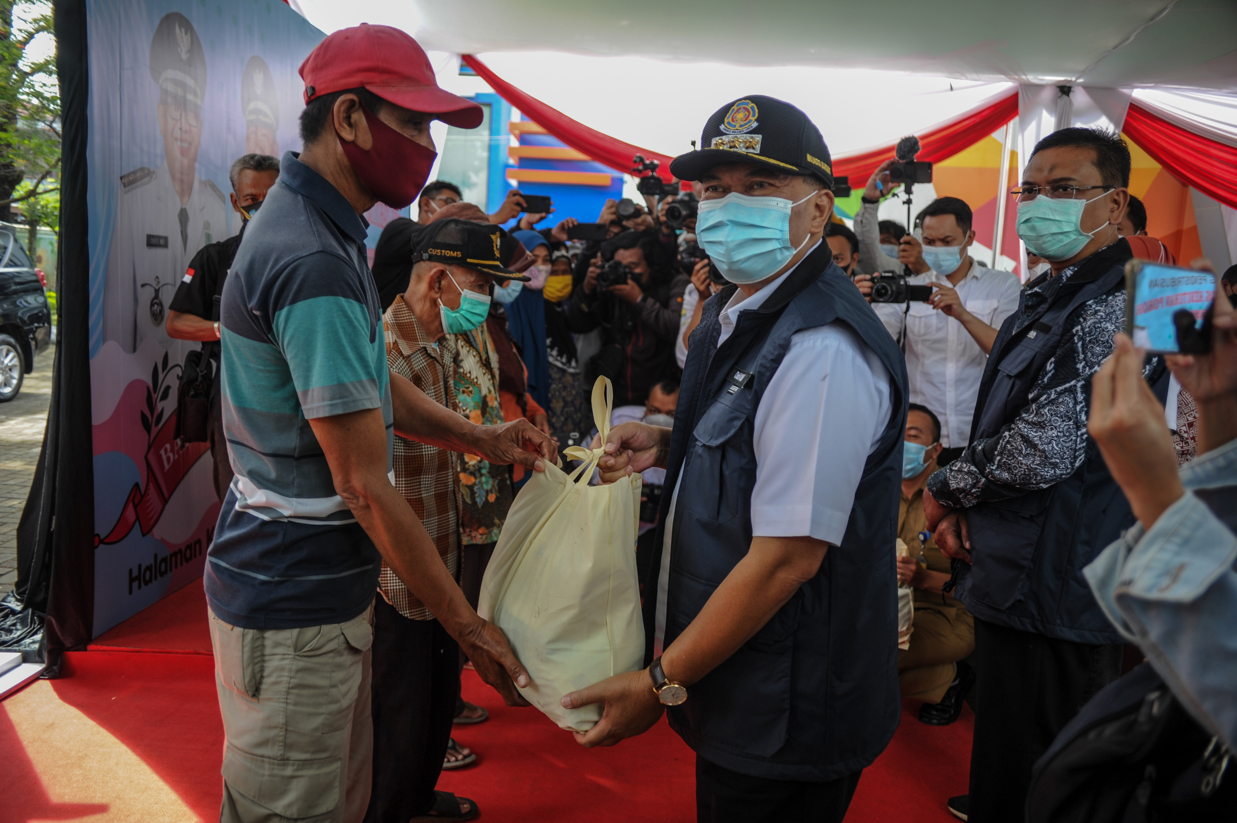 Wali Kota Bandung Oded M  Danial saat menyerahkan bantuan untuk warga yang terdampak pandemi covid-19l
