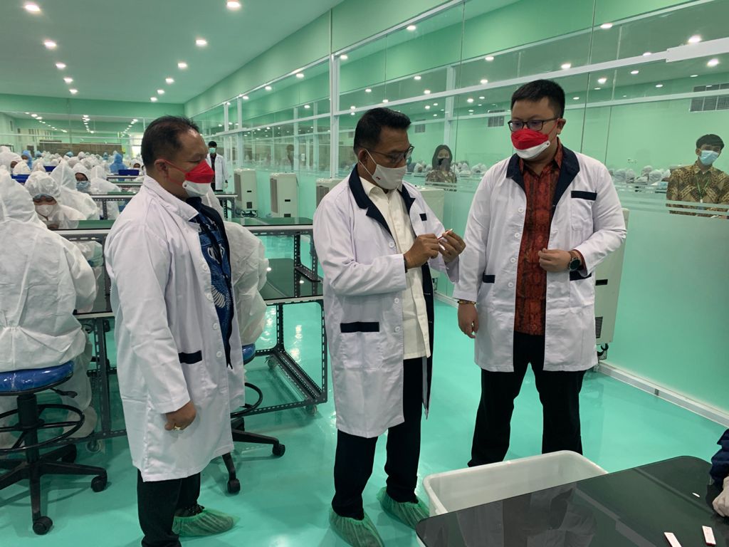 KSP Moeldoko (tengah) melakukan peninjauan PT Taishan Alkes Indonesia yang memproduksi alat swab antigen Covid-19, Jumat (27/8).
