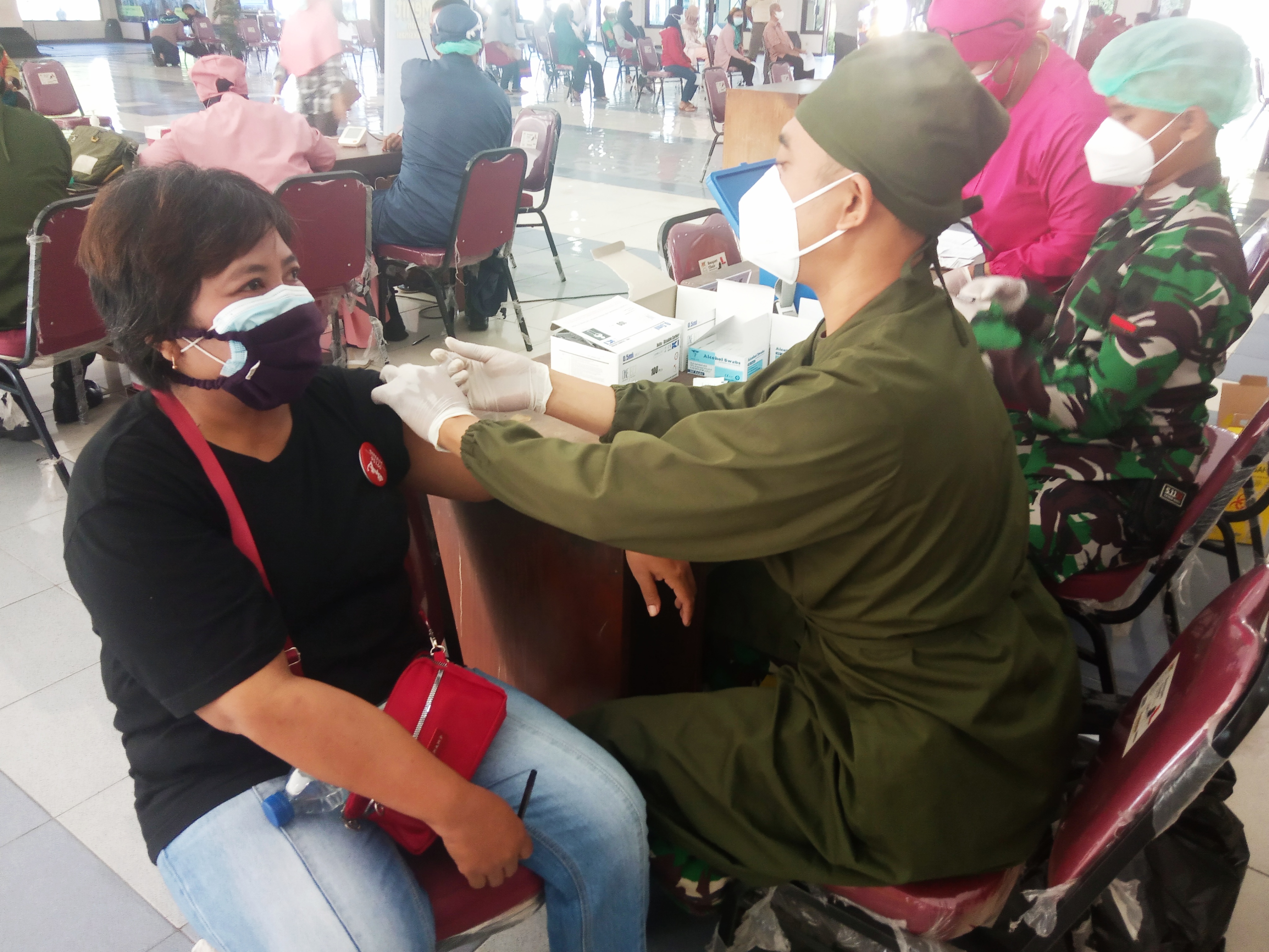 Sejumlah warga mengikuti serbuan vaksin yang digelar Kodim Klaten