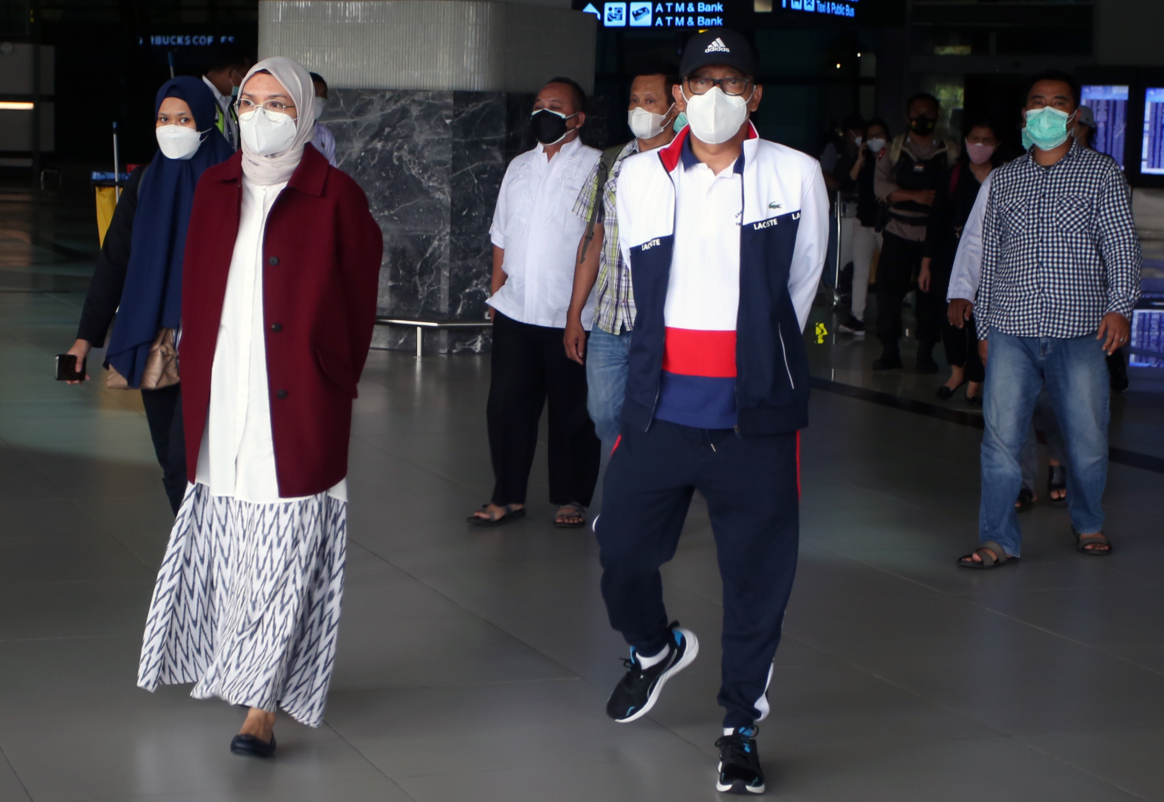 Bupati Probolinggo Puput Tantriana Sari (kiri) dan suaminya Hasan Aminudin tiba di Bandara Soekarno Hatta, Tangerang, Banten, Senin (30/8).