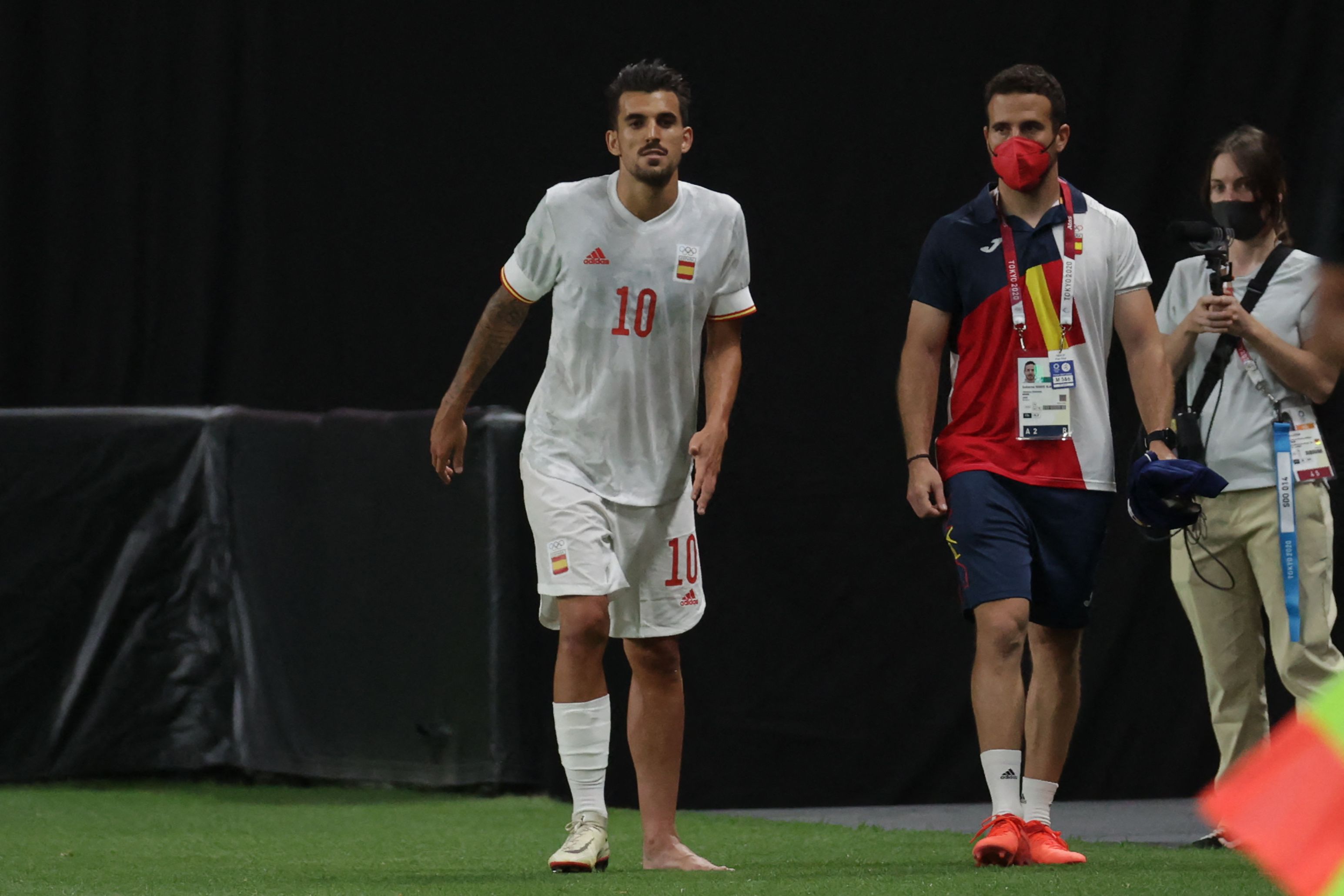 Dani Ceballos, pemain Spanyol (kiri)