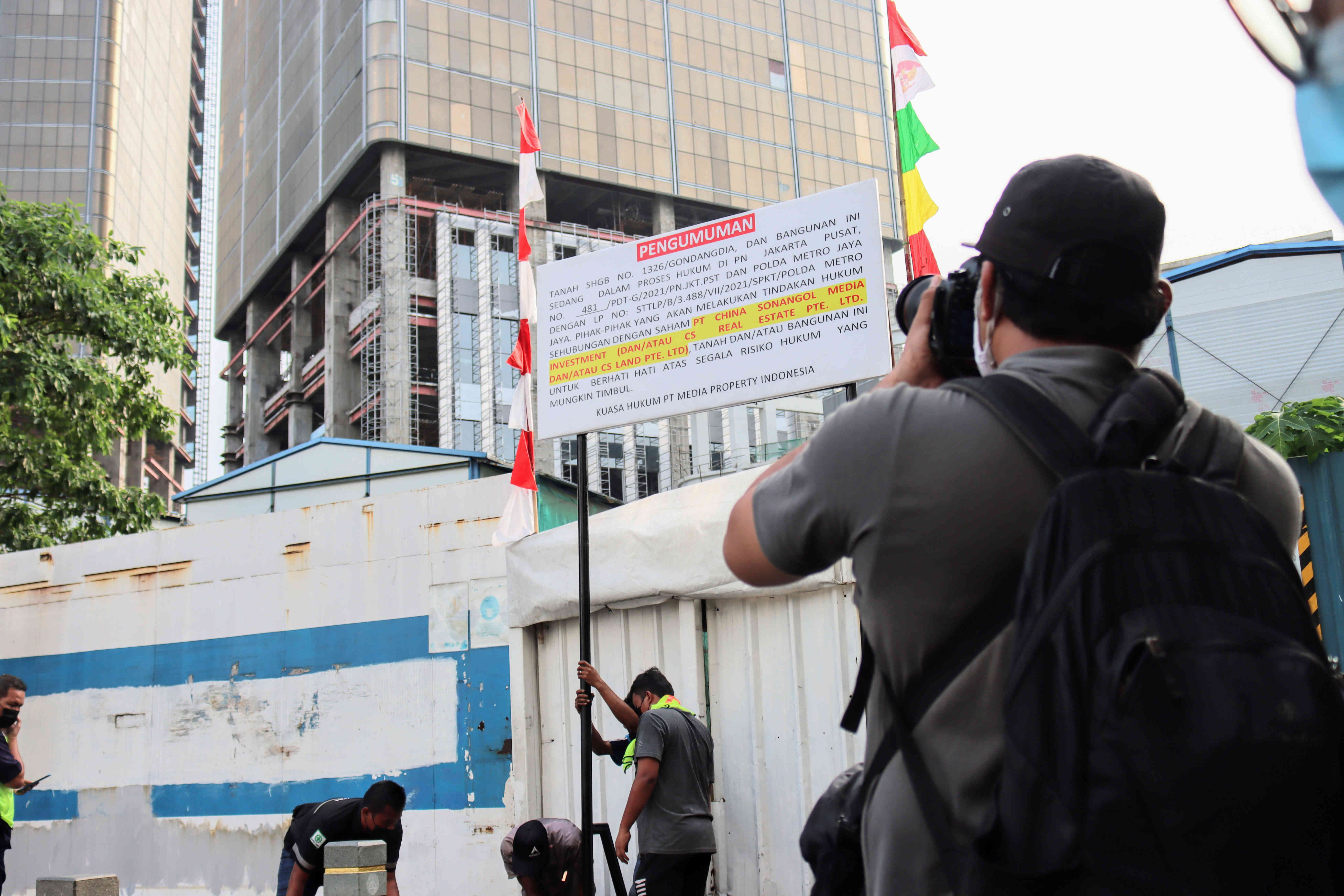PT Media Property Indonesia memasang plang peringatan di Gedung Indonesia One, di jalan MH Thamrin, Jakarta.