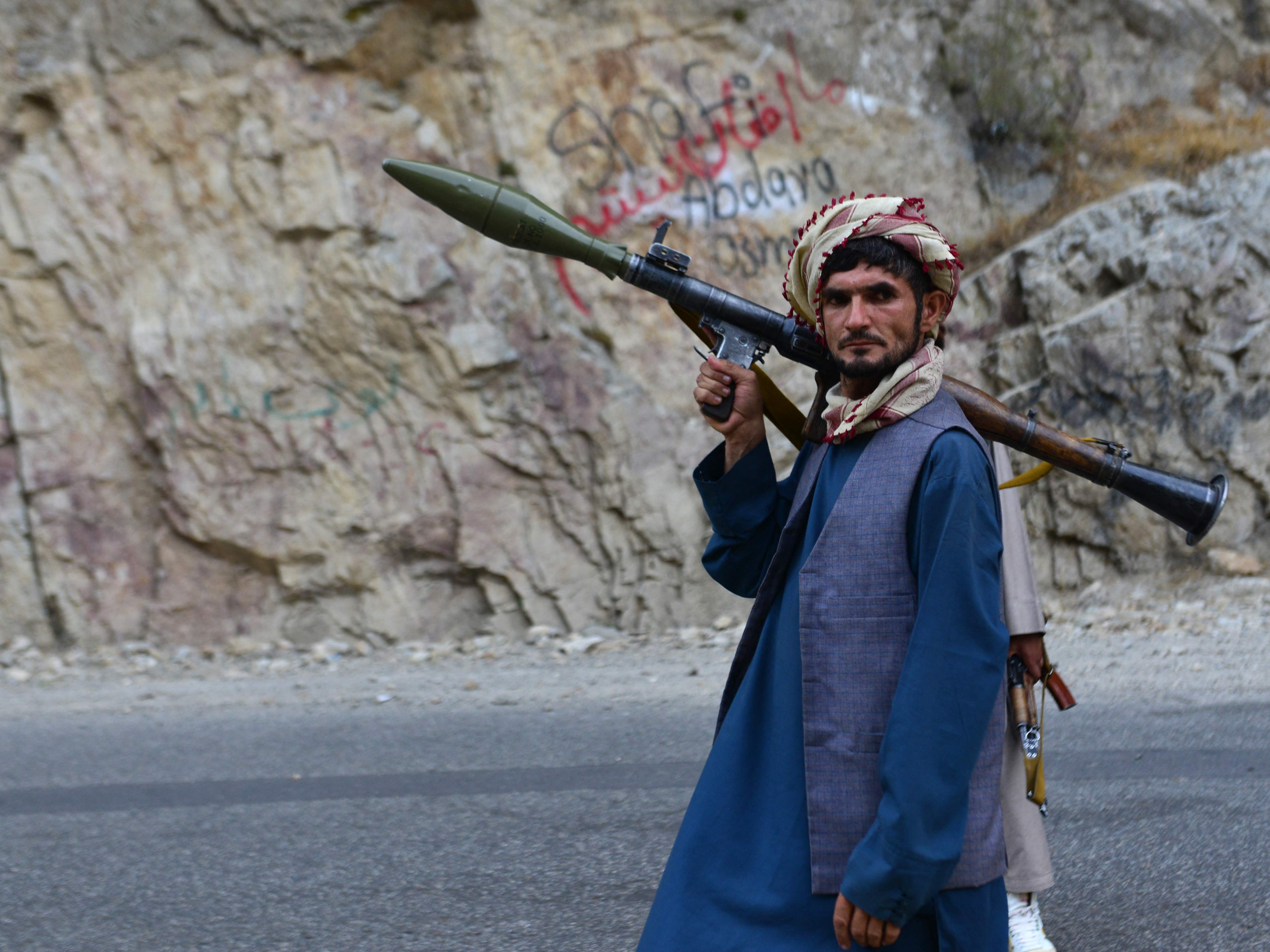 Personel gerakan perlawanan Afghanistan dan pasukan pemberontak anti-Taliban berpatroli di sepanjang jalan di Rah-e Tang, Panjshir.