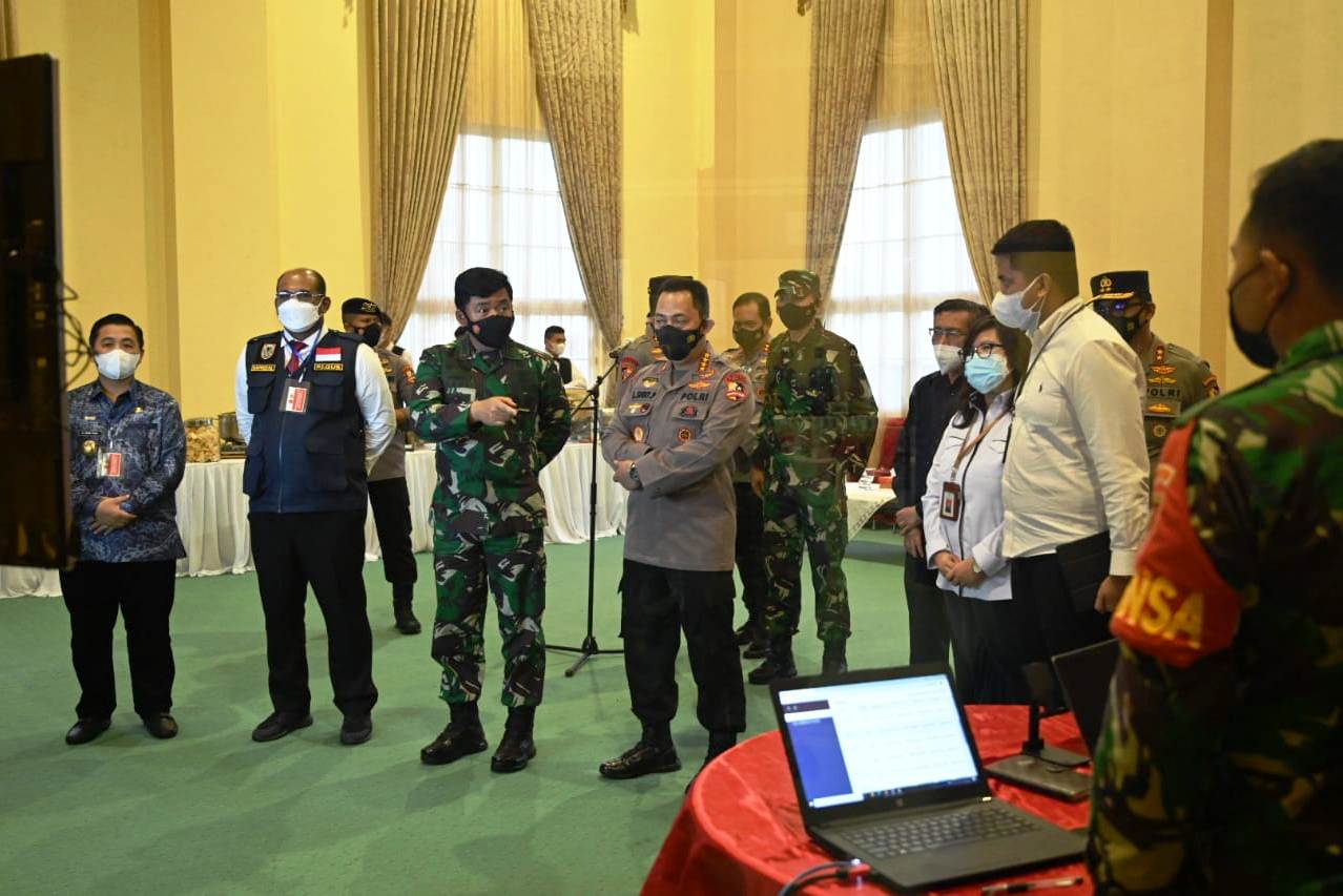 Panglima TNI Marsekal Hadi Tjahjanto bersama Kapolri Jenderal Listyo Sigit mengunjungi Kalsel.