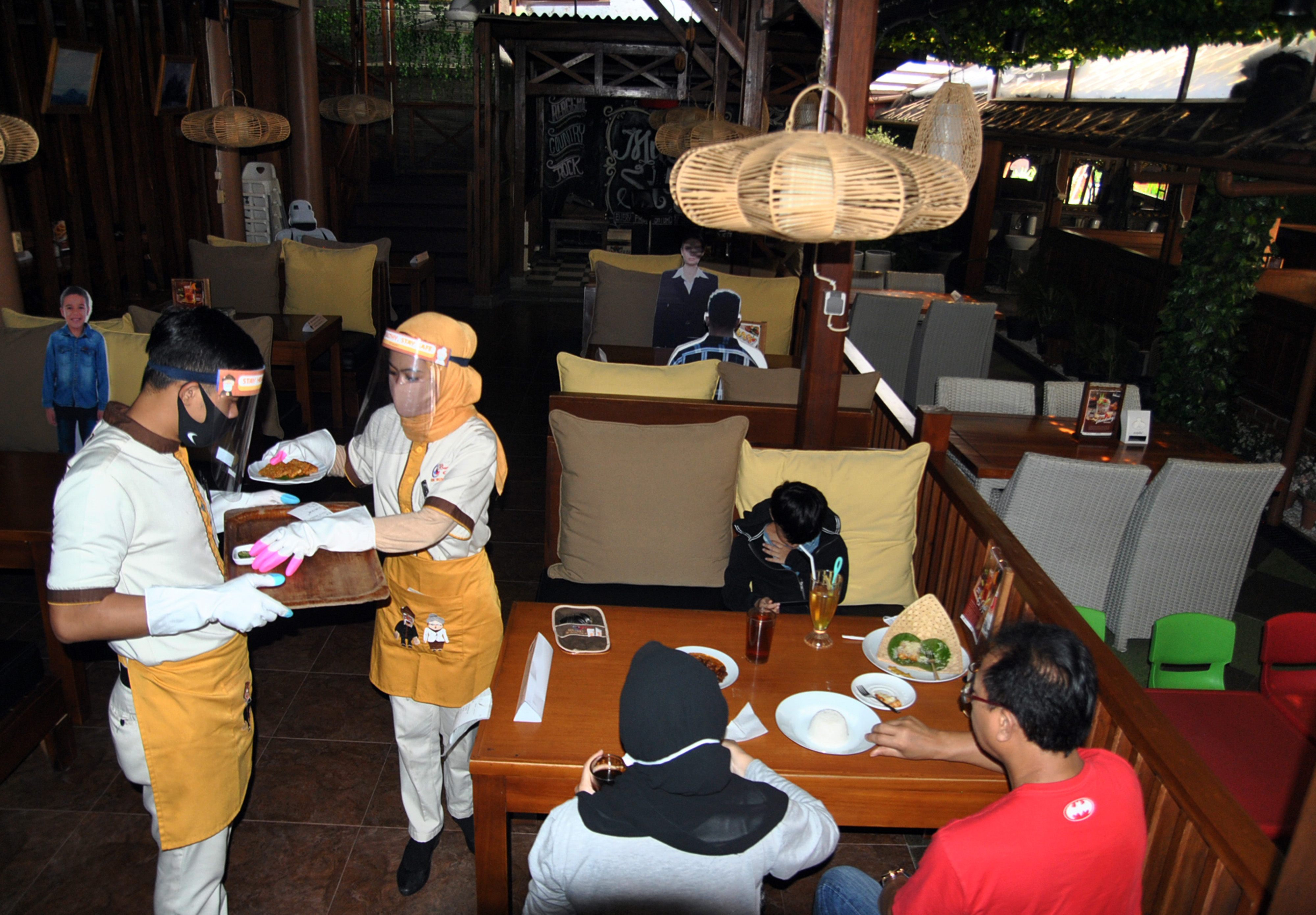 Ilustrasi: Restoran di masa PPKM level 4 di DKI diperbolehkan layani makan di tempat dengan perpanjangan durasi selama 30 menit, semula 20 m