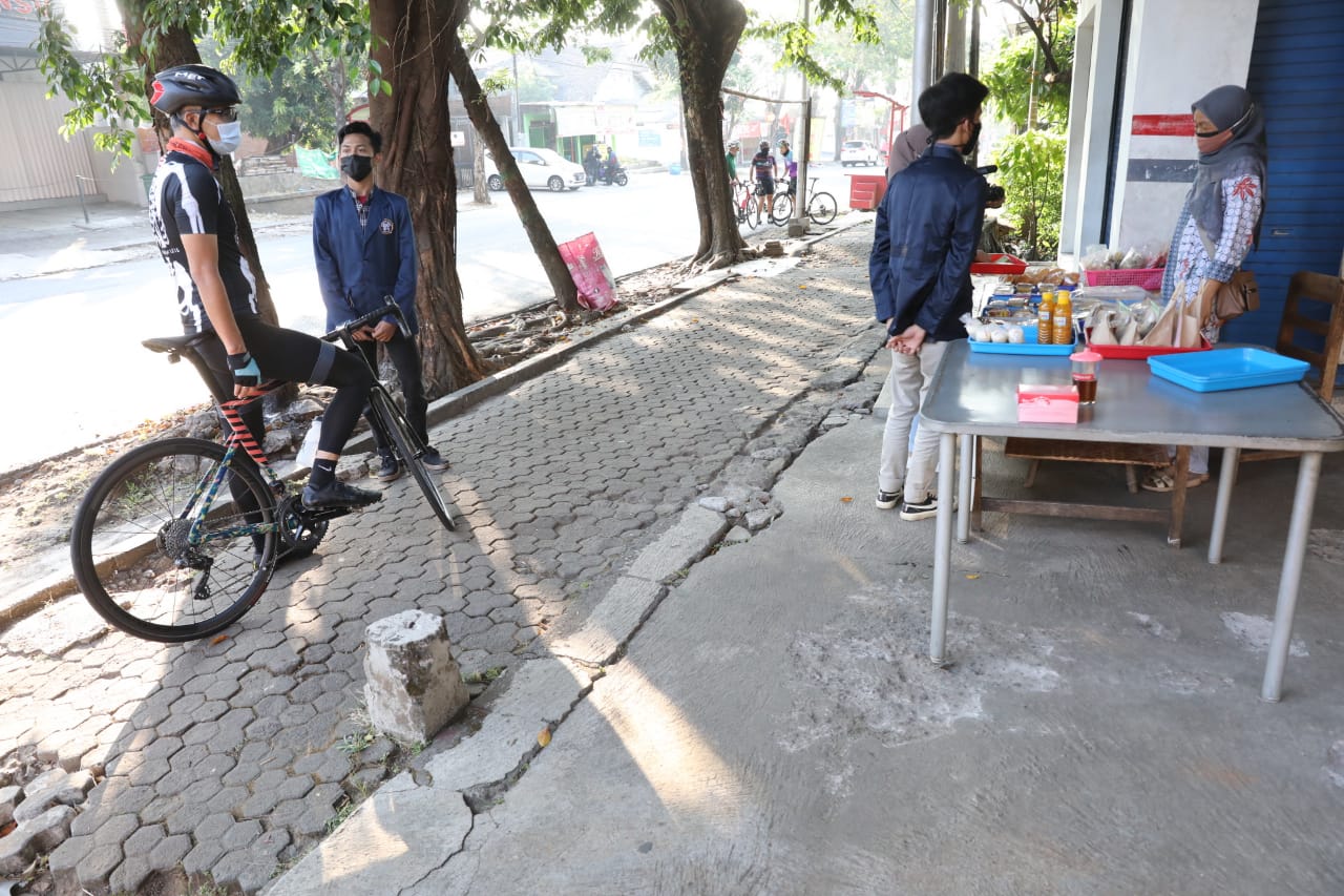 Gubernur Jateng Ganjar Pranowo berdialog dengans seorang mahasiswa dari Polines yang tengah melakukan aksi peduli sosial. 
