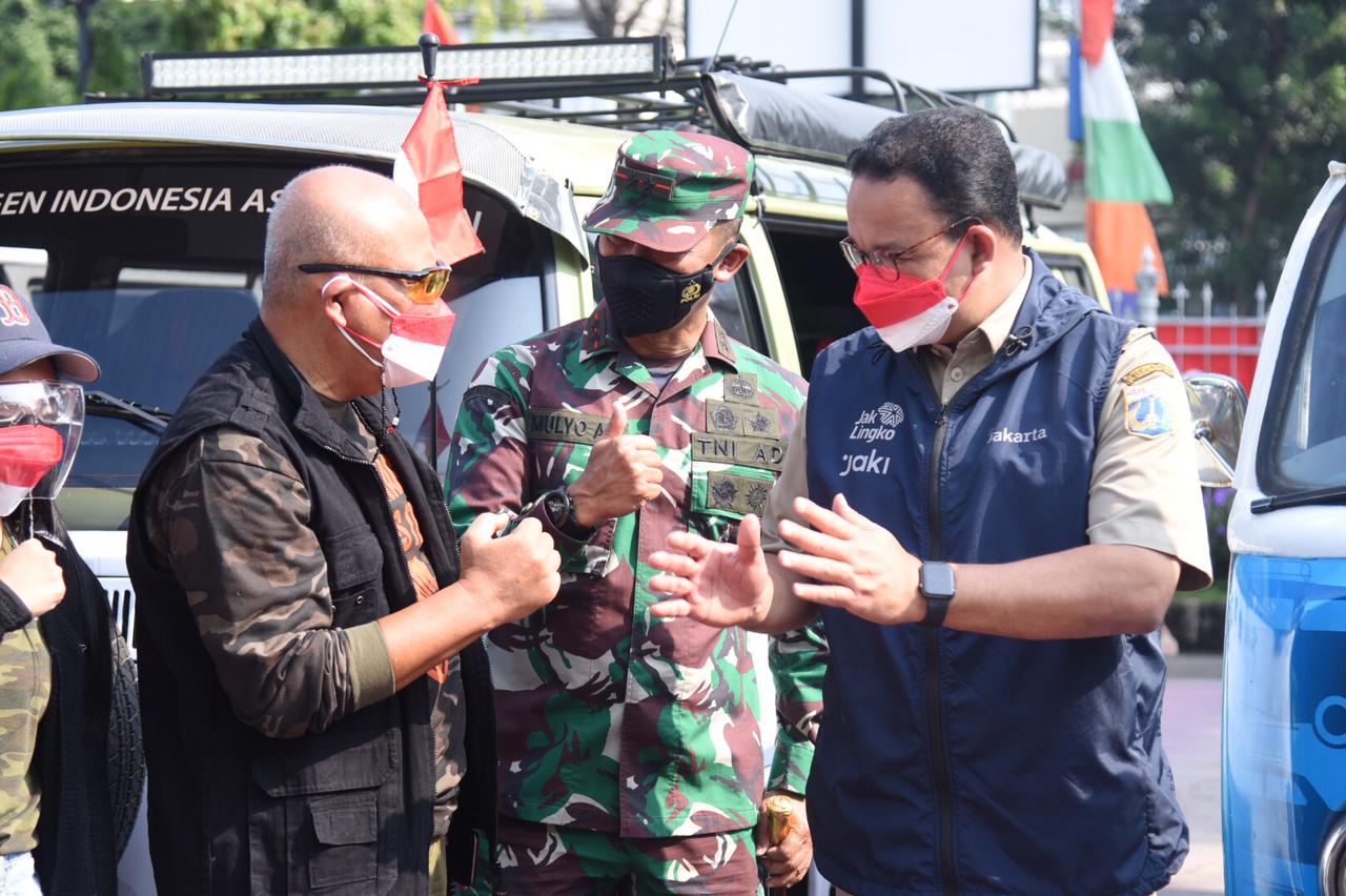 Gubernur DKI Jakarta Anies Baswedan, dan Pangdam Jaya Mayjen TNI Mulyo Aji menyaksikan penyerahan sumbangan VW Pudji Hartatnto