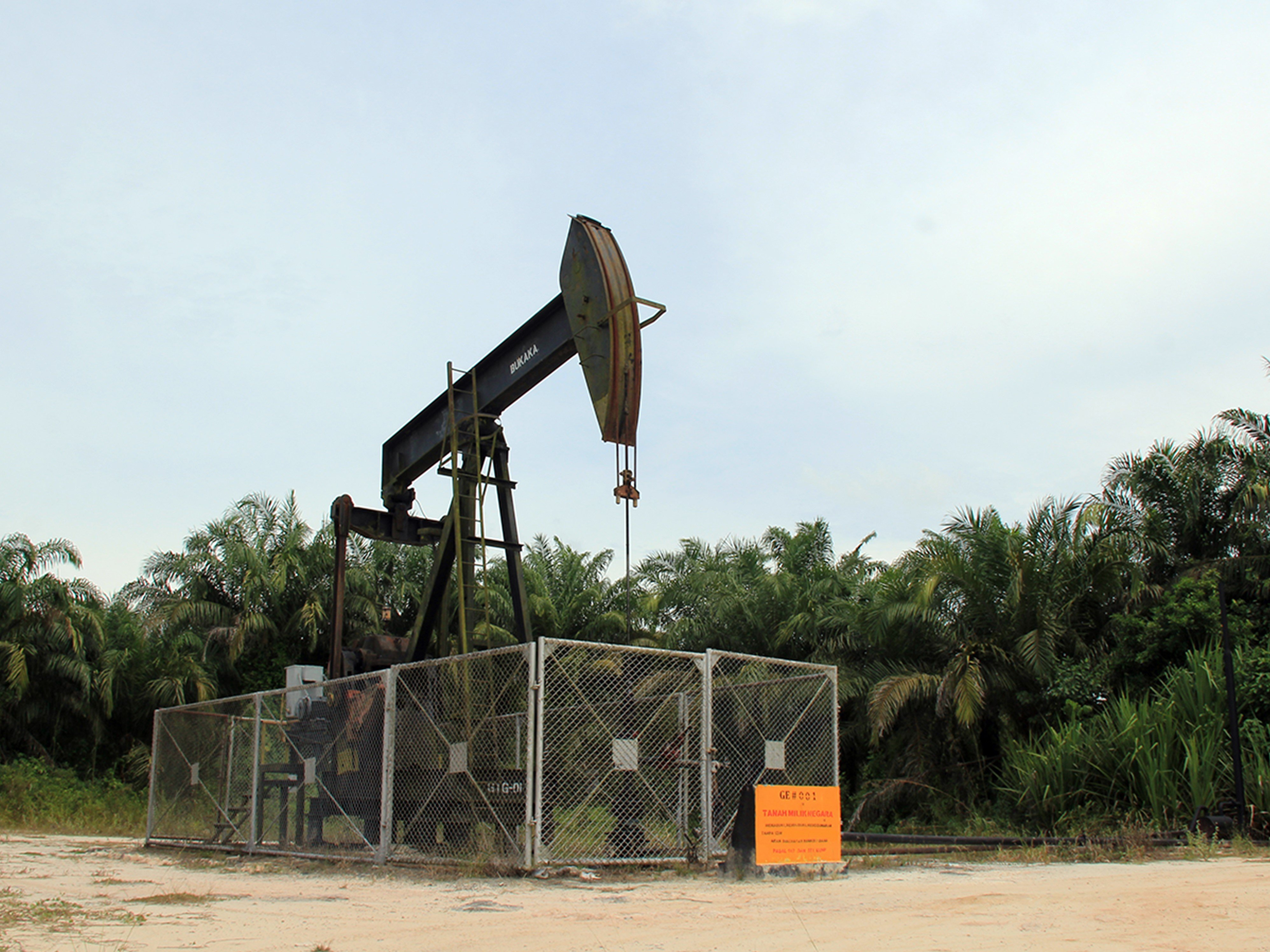 Pompa minyak beroperasi di ladang sumur Blok Rokan areal kerja Tanah Putih Tanjung Melawan Rokan Hilir, Riau, Sabtu (31/7).