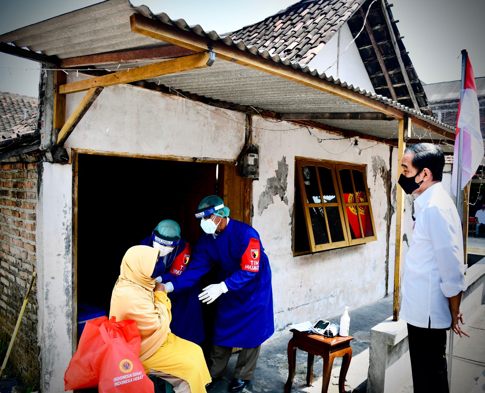 Presiden Jokowi meninjau vaksinasi Covid-19 door to door  di Gang Kampung Pesilat, Kecamatan Mejayan, Madiun, Jawa Timur, Kamis (19/8).