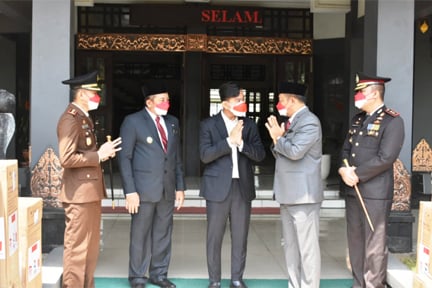 Wali Kota Gibran Berikan 93 Oksigen Concentrator untuk Karanganyar