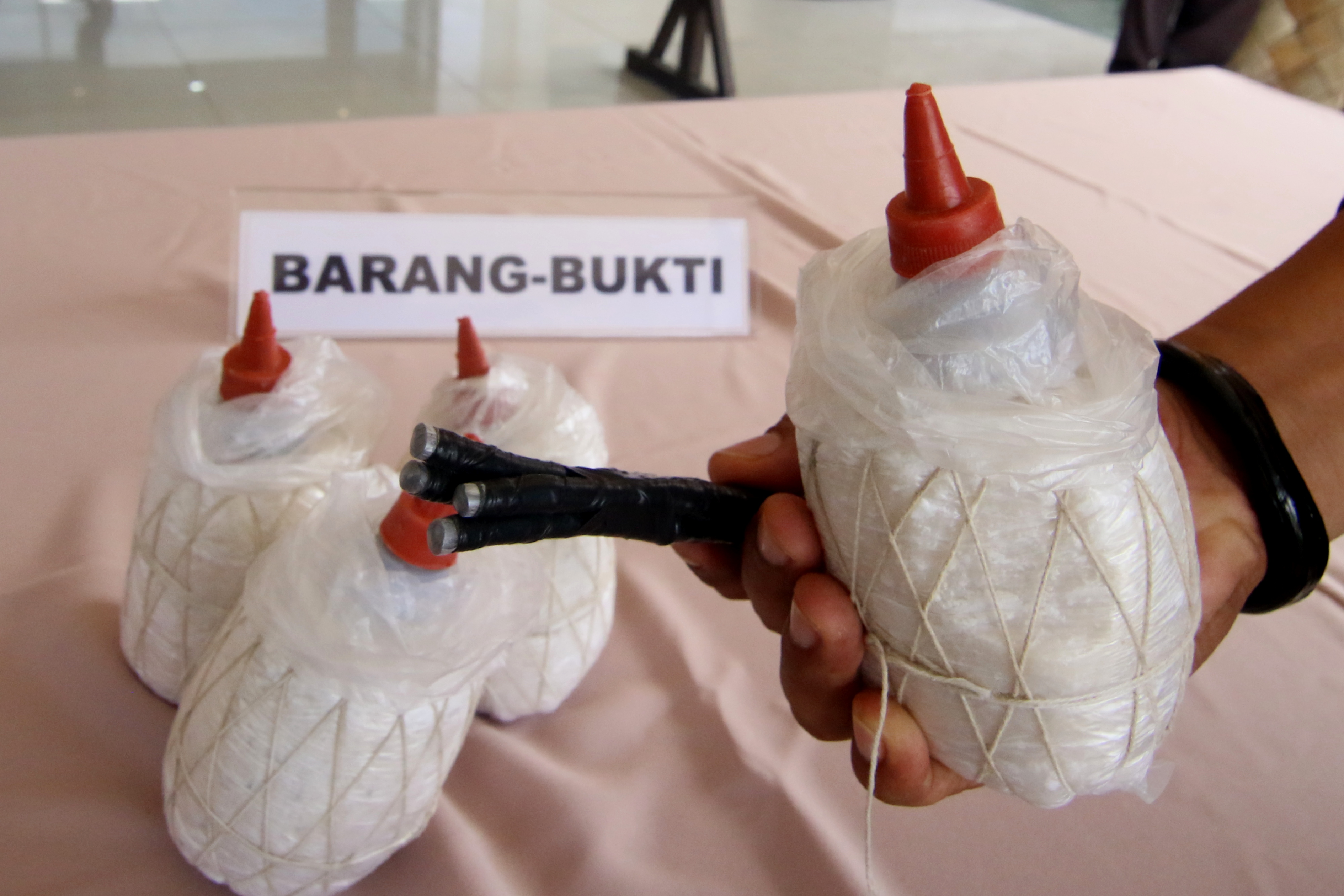 Ilustrasi Polisi menunjukan barang bukti bom bondet (bom ikan) dan detonator di Polresta, Banyuwangi, Jawa Timur.