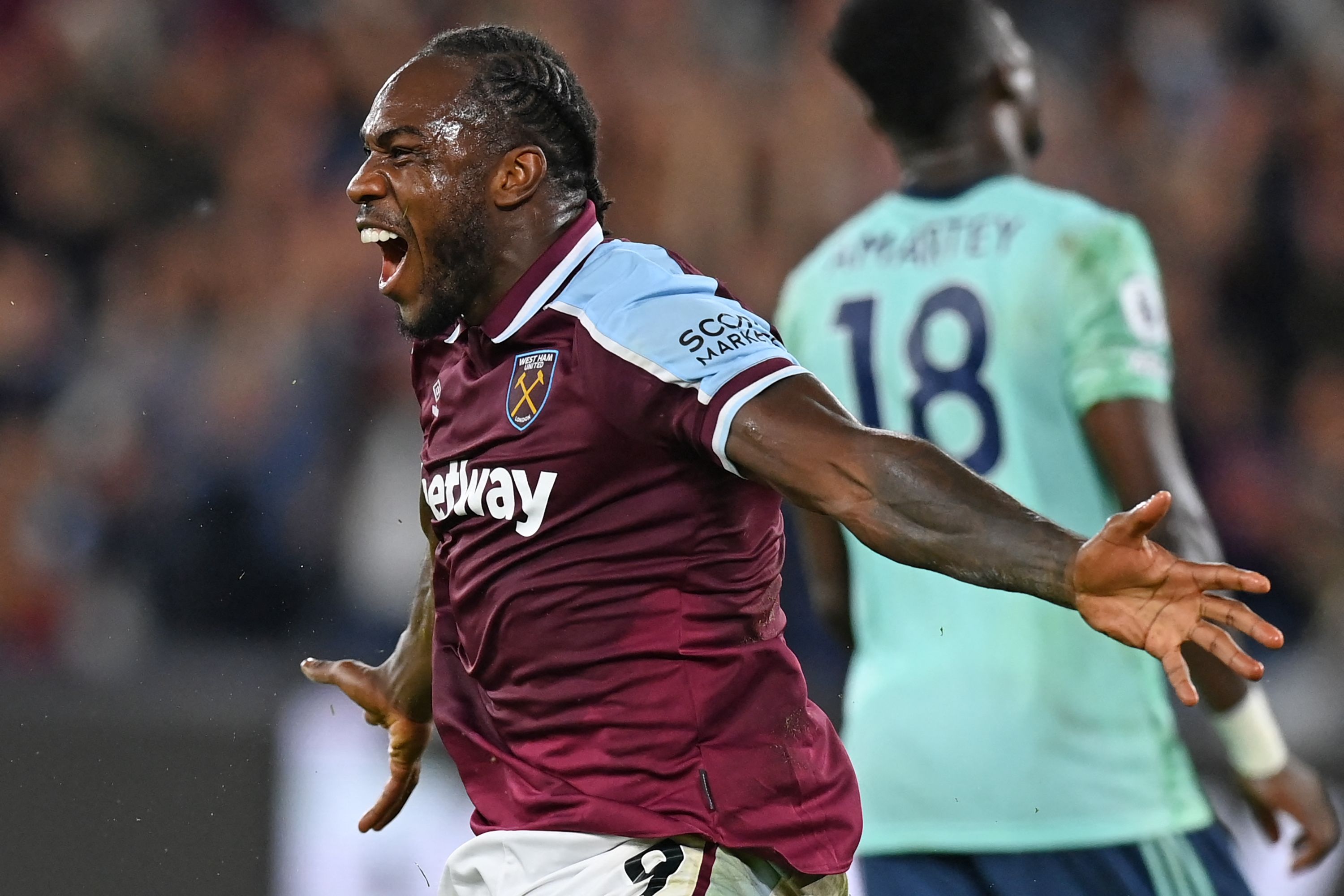 Gelandang West Ham United Michail Antonio melakukan selebrasi usai mencetak gol ke gawang Leicester City di laga Liga Primer Inggris.