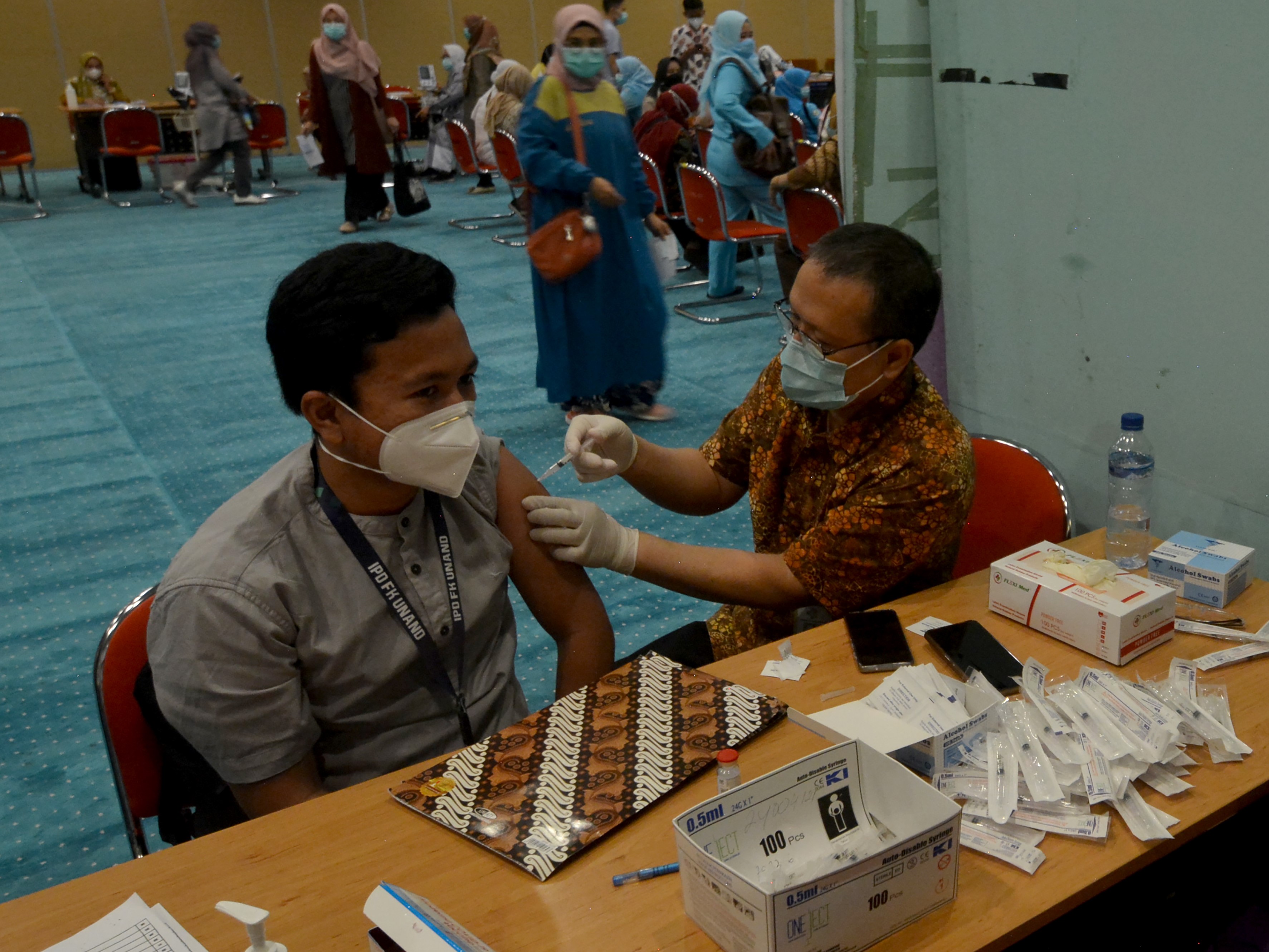 Tenaga kesehatan menyuntikkan vaksin covid-19 Moderna kepada rekannya di RSUP Dr. M Djamil Padang, Sumatra Barat, Jumat (30/7).