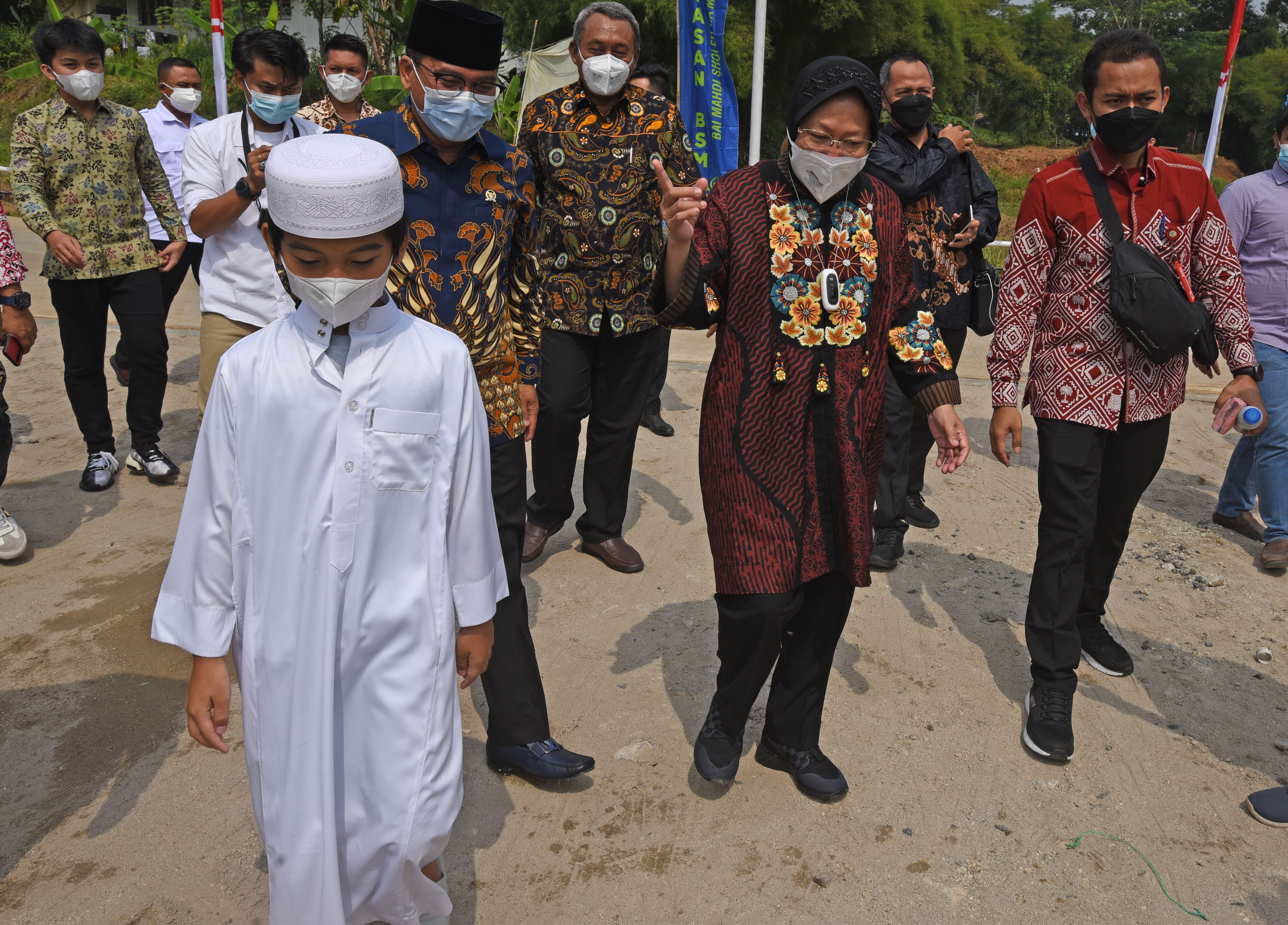 Mensos Tri Rismaharini saat memberikan bantuan kepada anak yang terdampak pandemi covid-19.