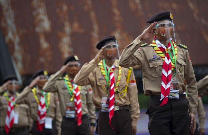 Sejumlah peserta melakukan penghormatan dalam upacara perkemahan Hari Pramuka di Bumi Perkemahan Pramuka, Cibubur, Jakarta.