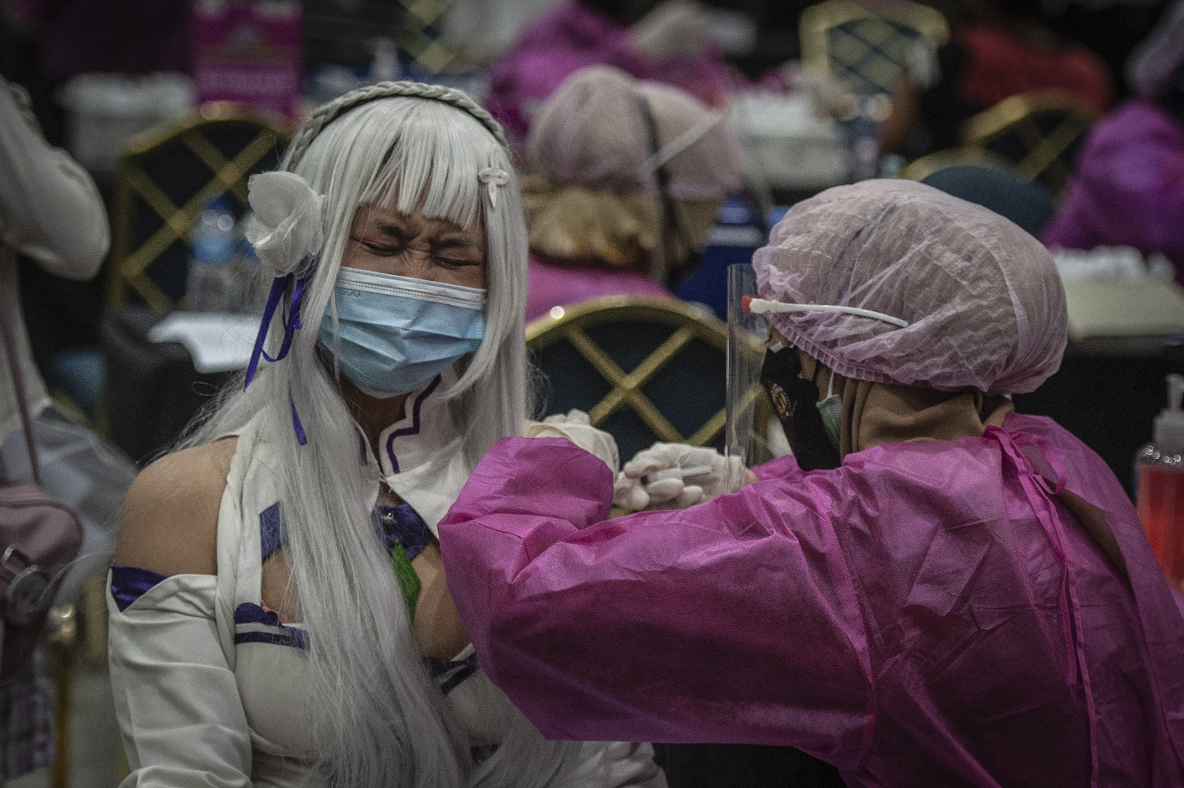 Tenaga kesehatan menyuntikkan vaksin COVD-19 kepada warga di Jakarta Convention Center (JCC), Senayan, Jakarta.