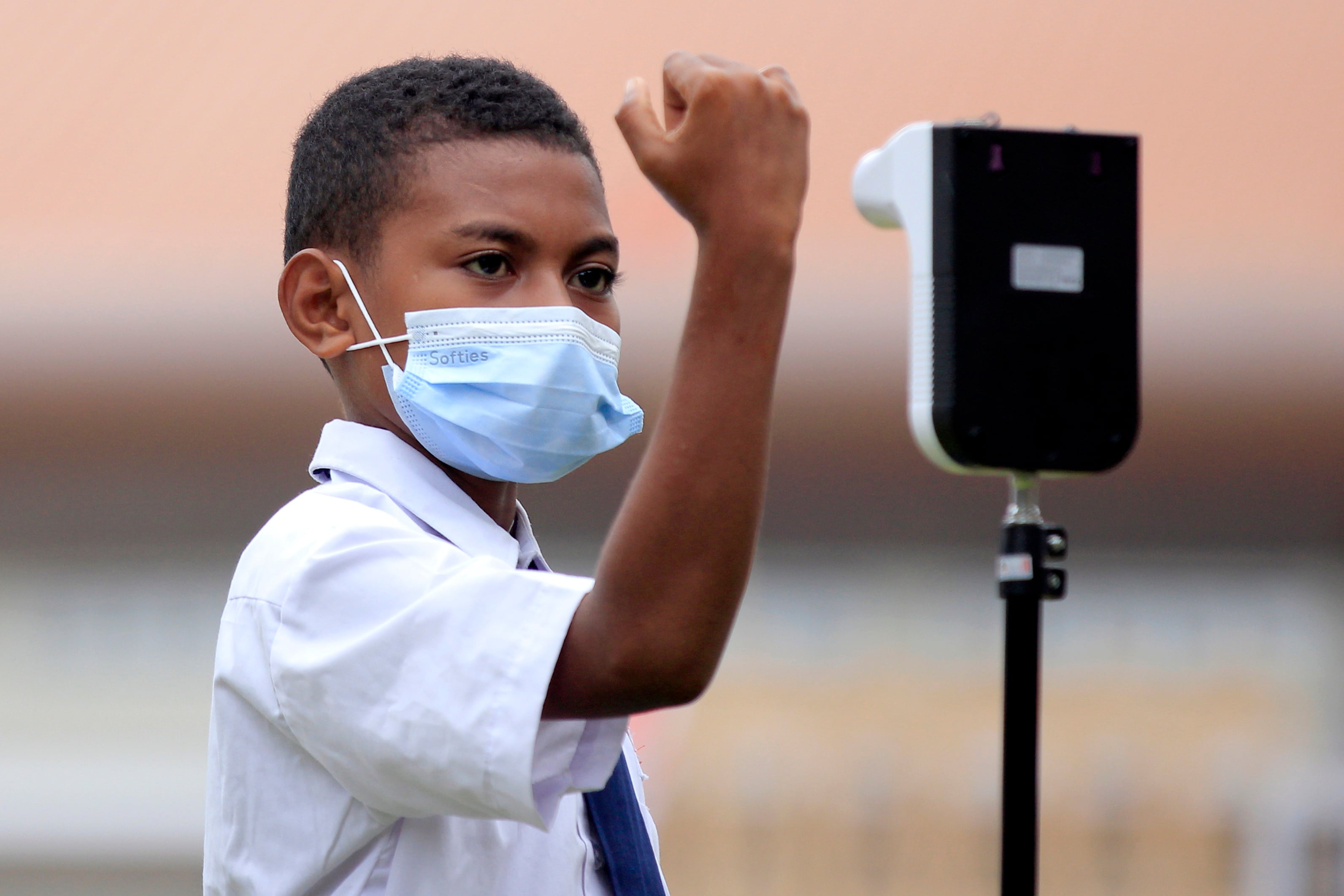 Seorang siswa SD Lentera Kampung Harapan, Kabupaten Jayapura, Papua,  mengecek suhu tubuh, Jumat (27/8/2021)