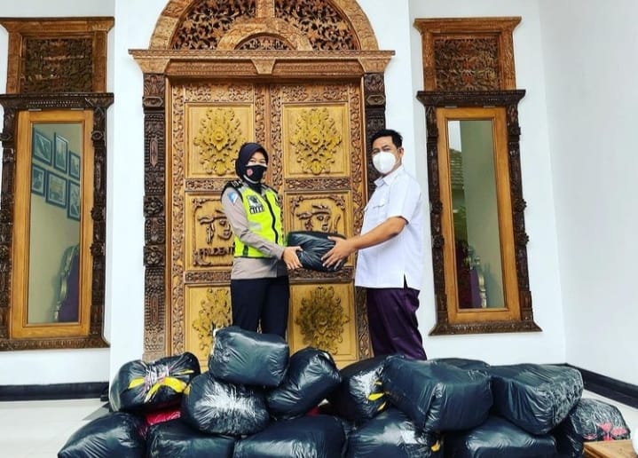 Seorang pria asal Jepara, Jawa Tengah, Jamaludin Malik (kanan) menyumbang masker dan APD melalui bantuan kepolisian setempat.
