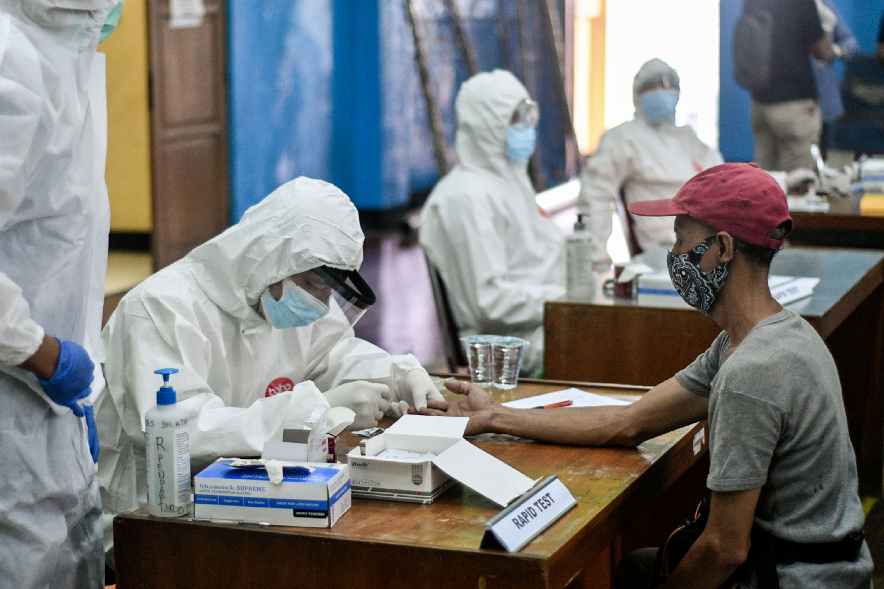 Tenaga medis melakukan rapid test covid-19 terhadap warga di Jakarta.