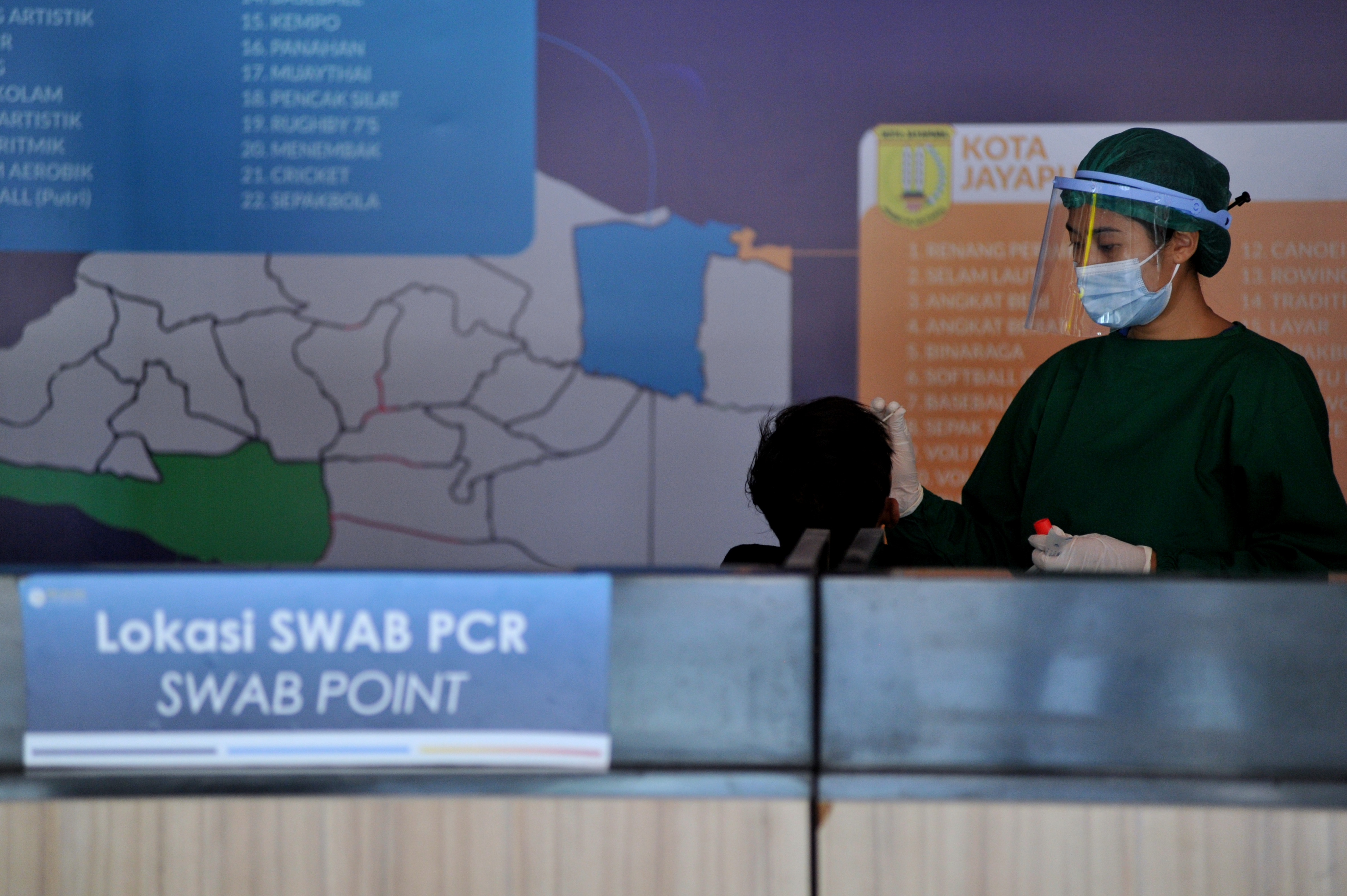 Warga melakukan tes PCR di Bandara I Gusti Ngurah Rai, Bali