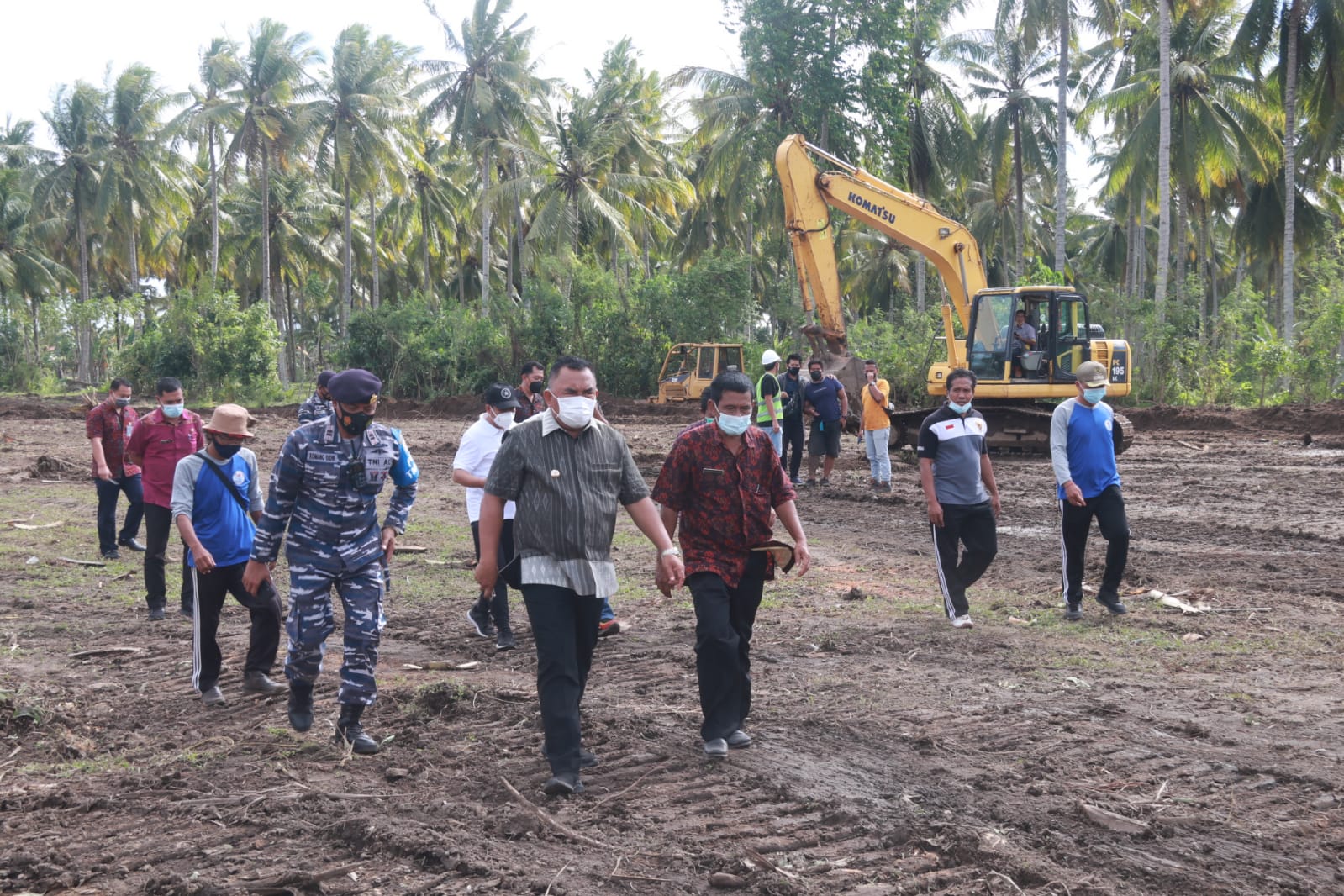 Bupati Tamba (kemeja abu-abu tua) meninjau pembangunan budidaya udang vaname di Desa Banyubiru, Jembrana, Selasa (3/8)