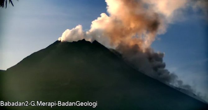 Aktivitas vulkanik Gunung Merapi dari Jumat (20/8) hingga Sabtu pagi (21/8) tercatat 20 kali muntahan awan panas.