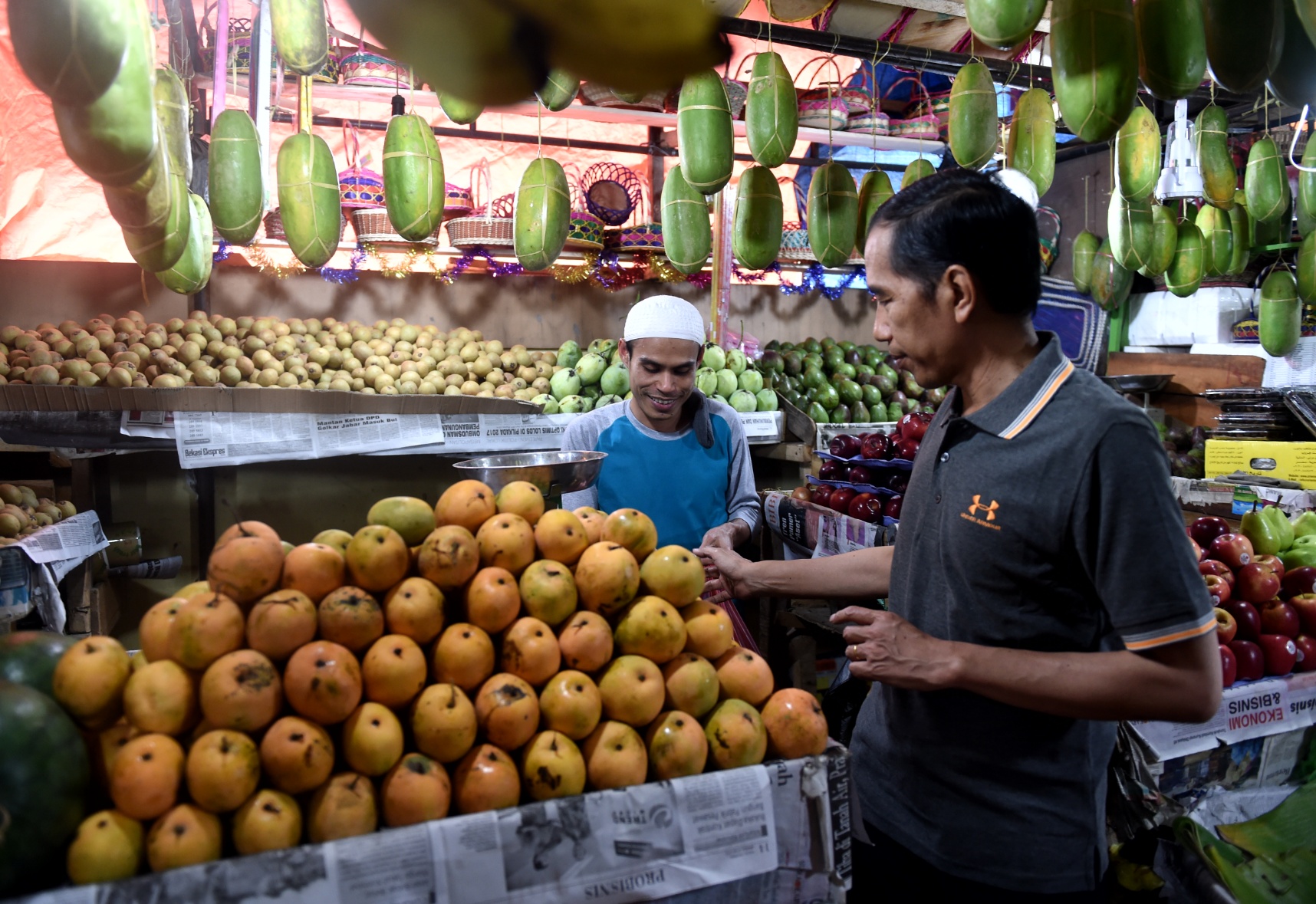 Presiden Joko Widodo memilih buang mangga saat ke pasar