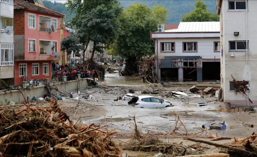 Sebuah mobil terbawa banjir di wilayah Laut Hitam, Turki.
