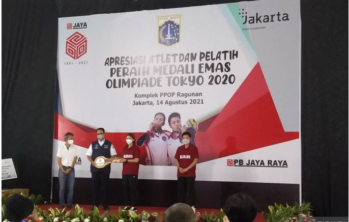 Gubernur DKI Jakarta Anies Baswedan menyerahkan secara simbolis kunci rumah kepada Greysia-Apriyani di Jakarta, Sabtu (14/8).