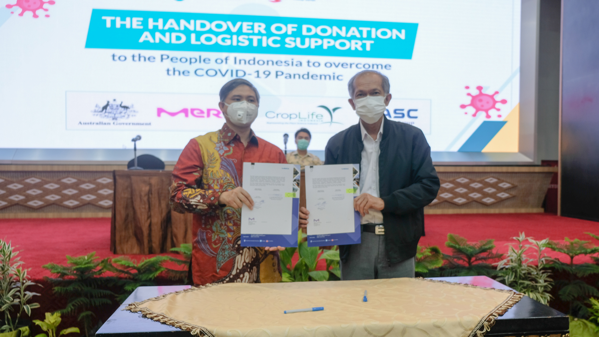 Penyerahan bantuan 1 ambulans dan 100 unit konsentrator oksigen dari Merck kepada Kemenkes pada Jumat (13/8)