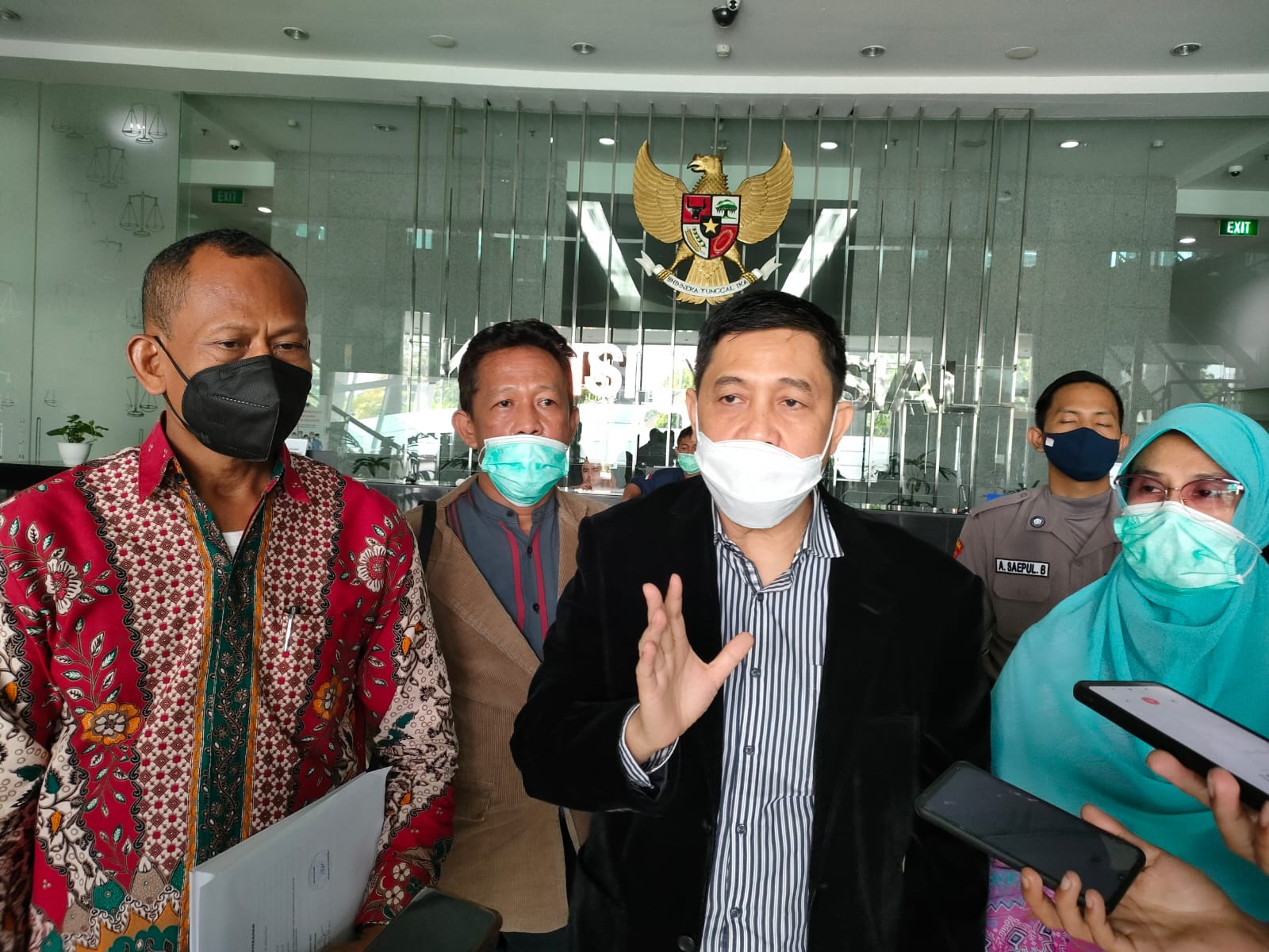 Kuasa hukum Napoleon Bonaparte, Ahmad Yani, seusai melaporkan tiga hakim PN Jakarta.