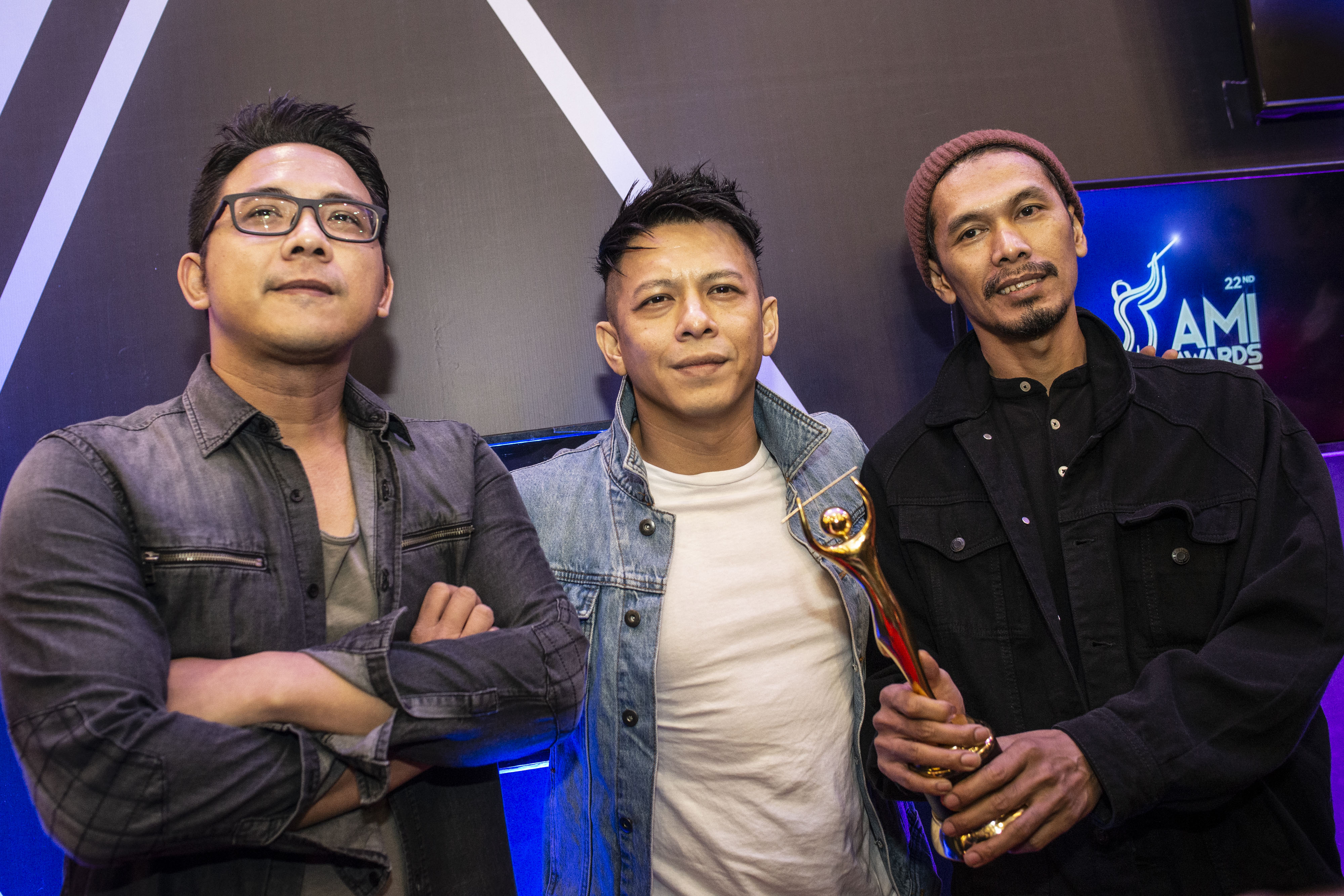 Personel grup musik Noah Ariel (tengah), Lukman (kanan), dan David (kiri) berpose dengan memegang piala penghargaan, beberapa waktu lalu.