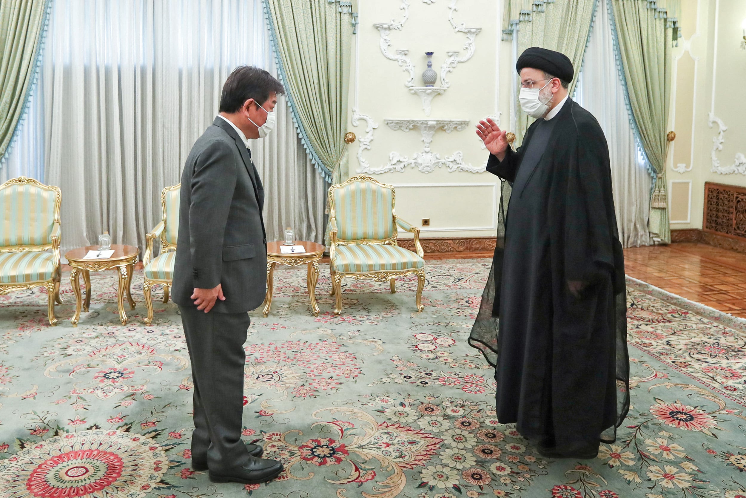 Presiden Iran Ebrahim Raisi (kanan) bertemu Menlu Jepang Toshimitsu Motegi di Tehran, Iran, Minggu (23/8).