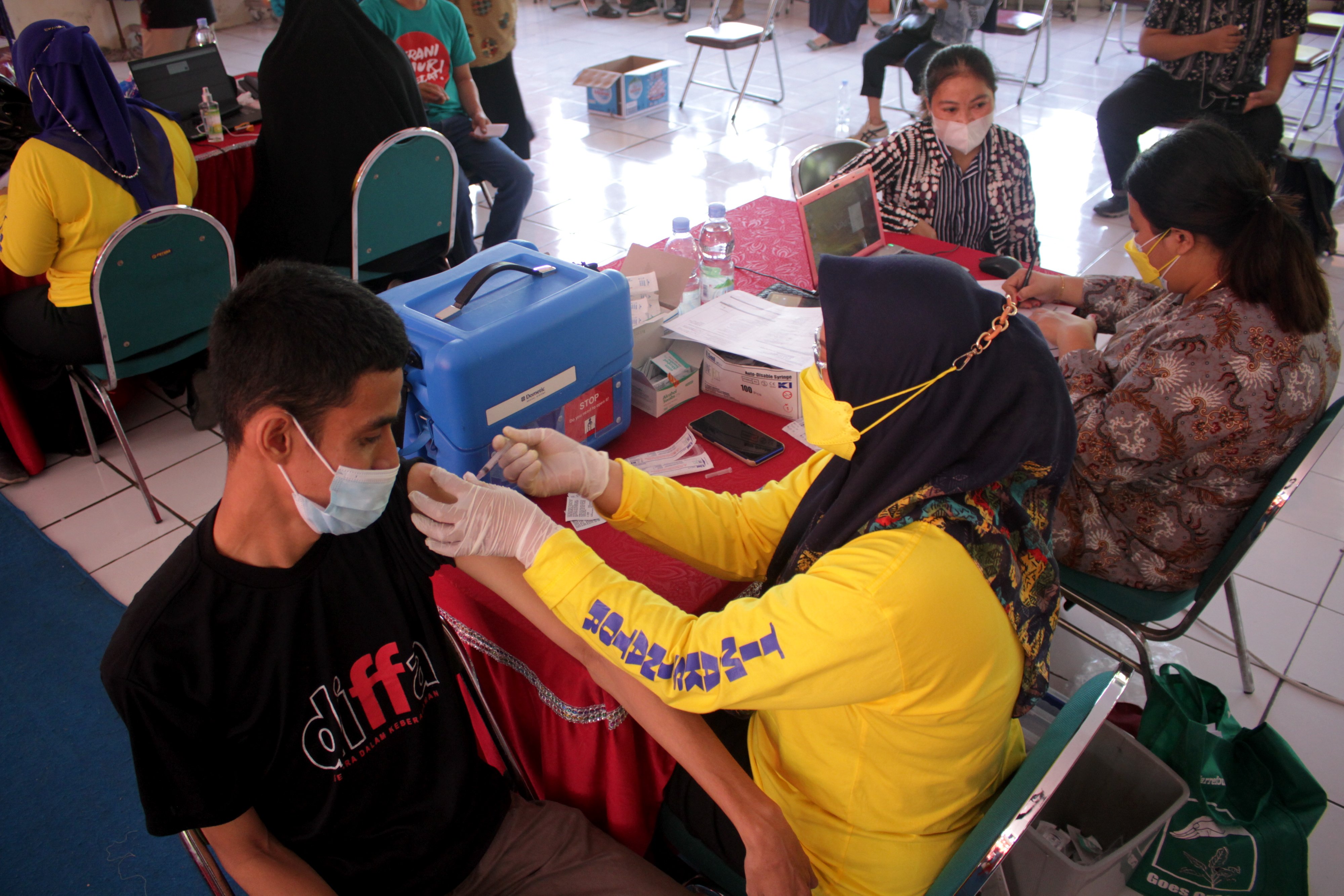 Seorang penyandang disabilitas mendapatkan vaksin covid-19 di Panti Sosial Bina Daksa Wirajaya Makassar, Sulawesi Selatan, Kamis (1/7/2021)