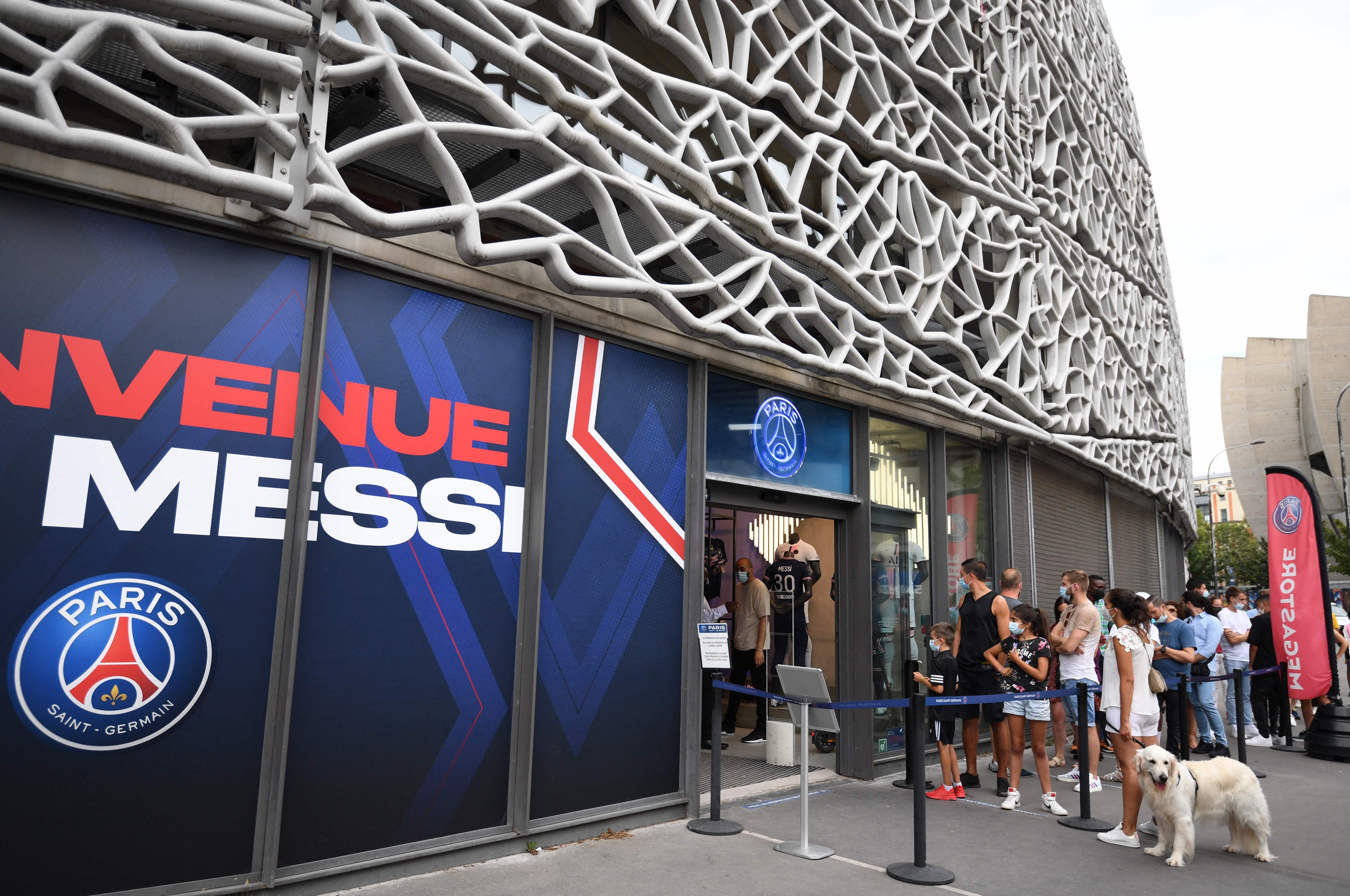 Fan PSG mengantri di depan di depan toko resmi PSG di Stadain Parc des Princes untuk mendapatkan jersey nomor 30 milik Lionel Messi.