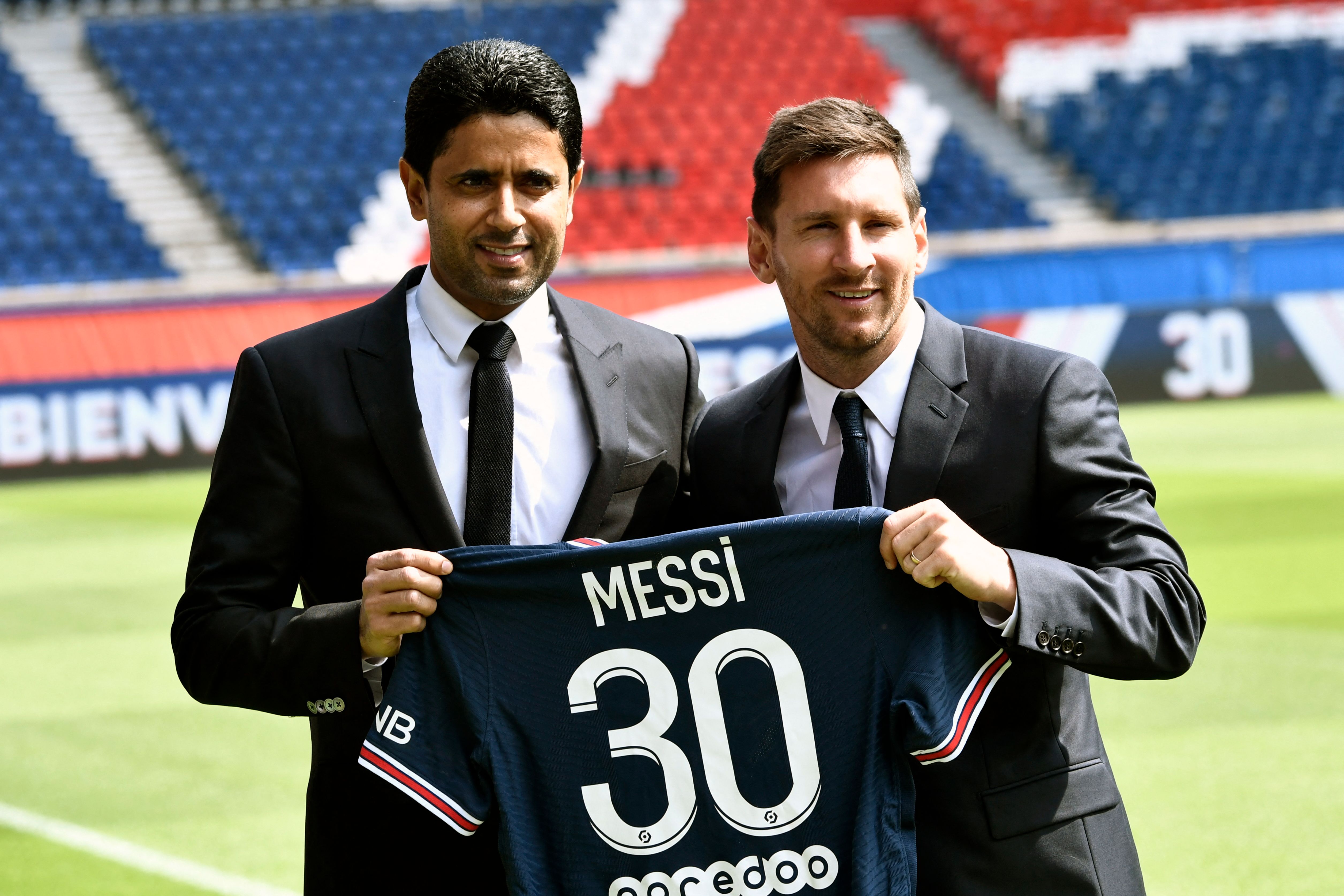 Presiden PSG, Nasser Al-Khelaifi (kiri) berpose bersama Lionel Messi.