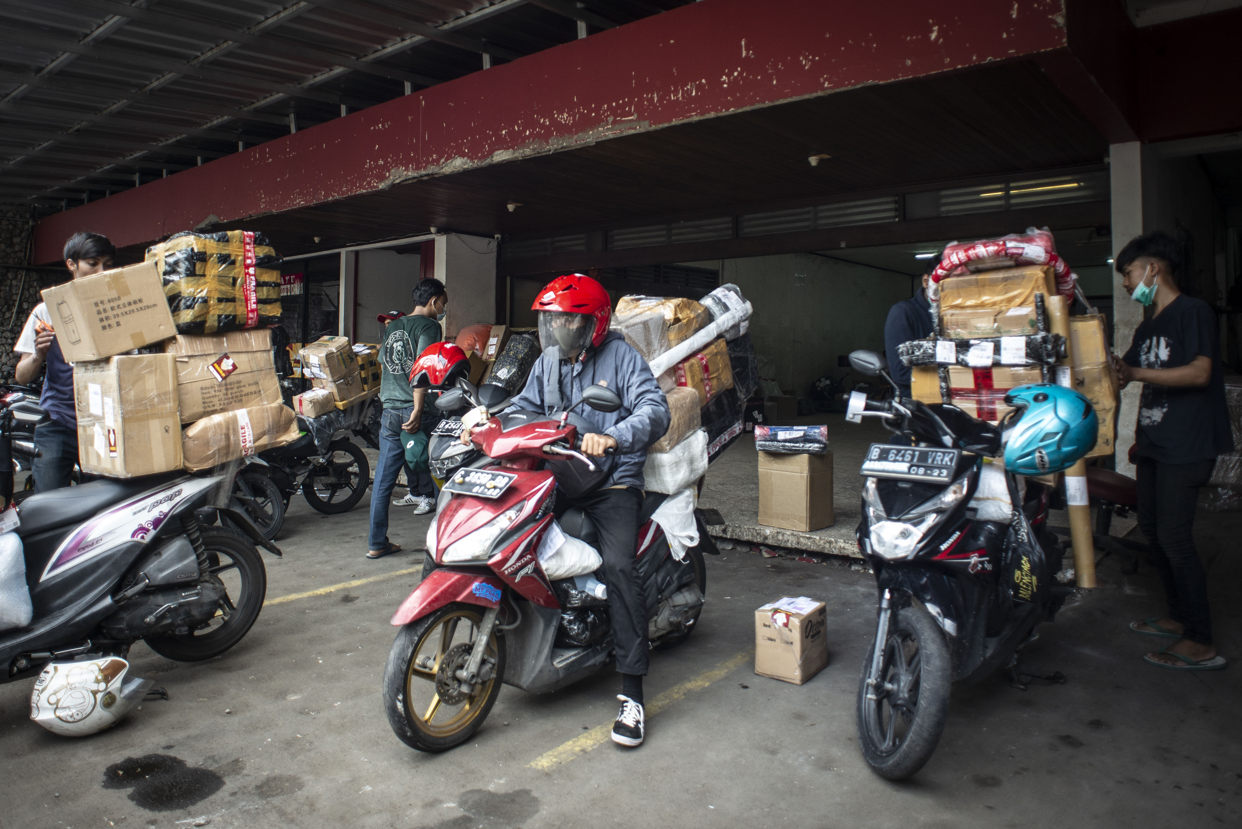 Kurir e-commerce mengantarkan barang