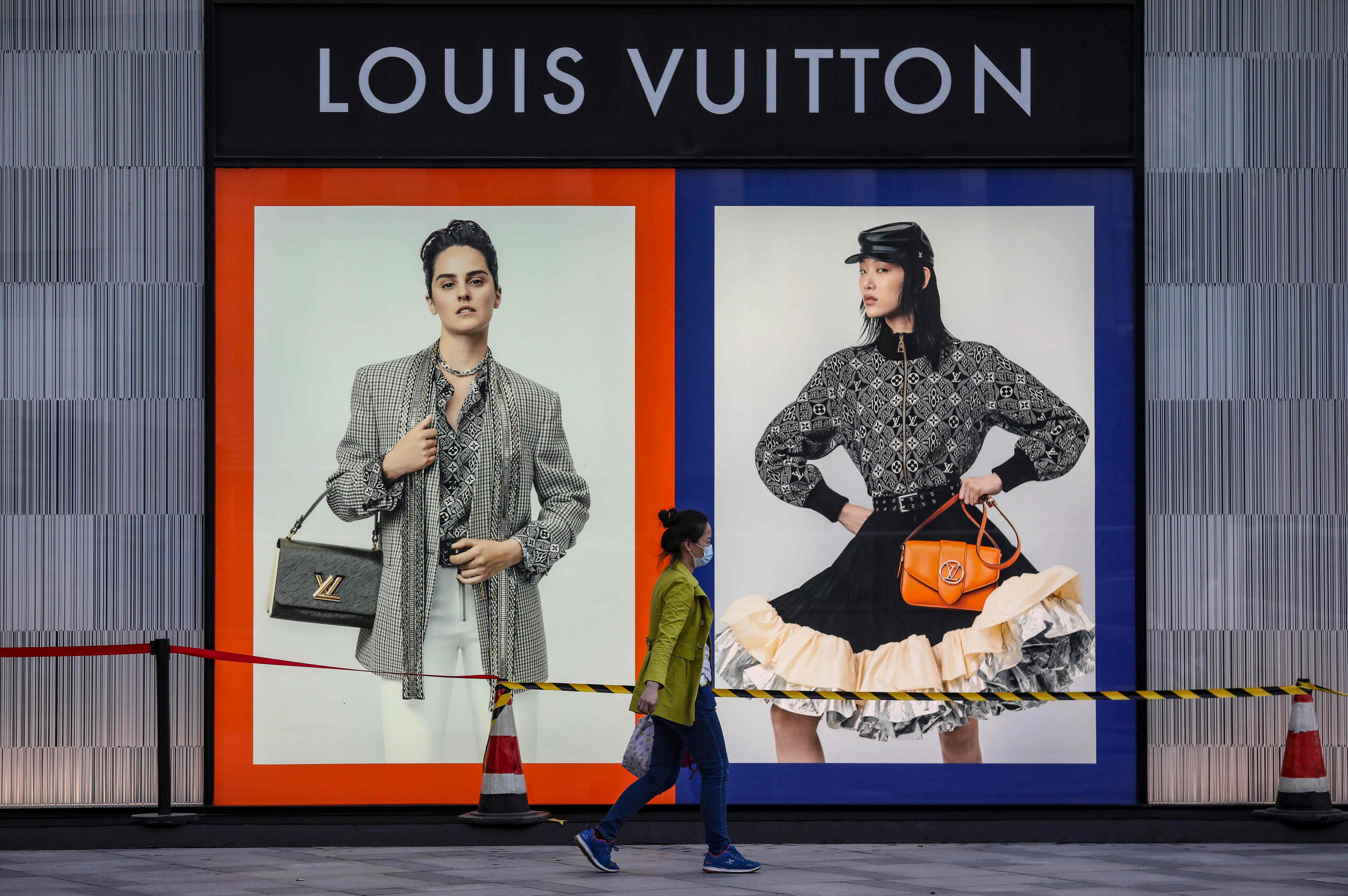 Ilustrasi warga melintasi gerai fesyen internasional Louis Vuitton.