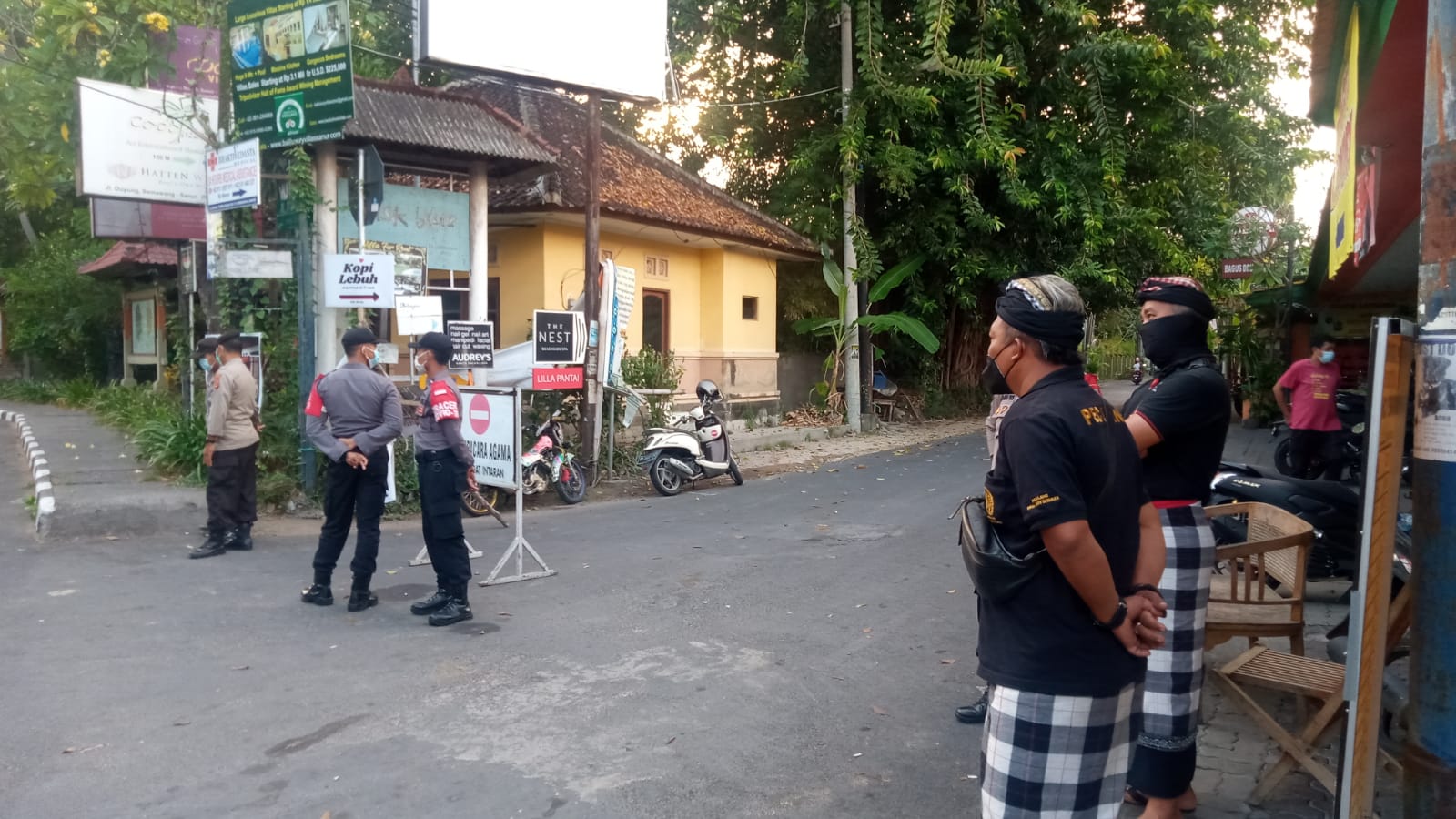 Satpol PP dan pecalang di Kota Denpasar menyekat akses ke sejumlah pantai guna menghindari warga melakukan penglukatan Minggu (29/8).