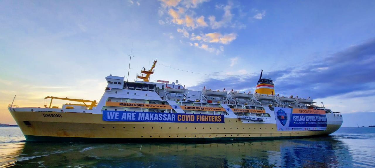 KM Umsini menampung pasien isolasi terpusat di Pelabuhan Soekarno Hatta, Makassar. 