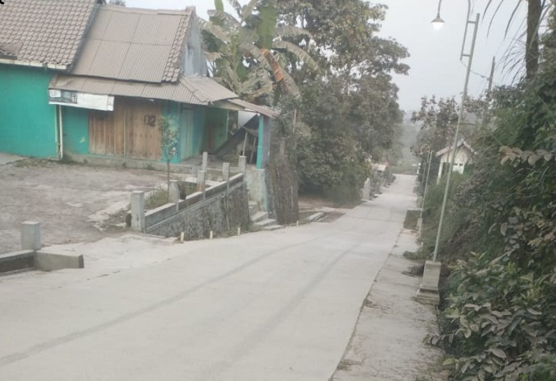 Hujan abu melanda sejumlah desa di kecamatan Selo, Kabupaten Boyolali, Minggu (8/8) usai erupsi Merapi. 