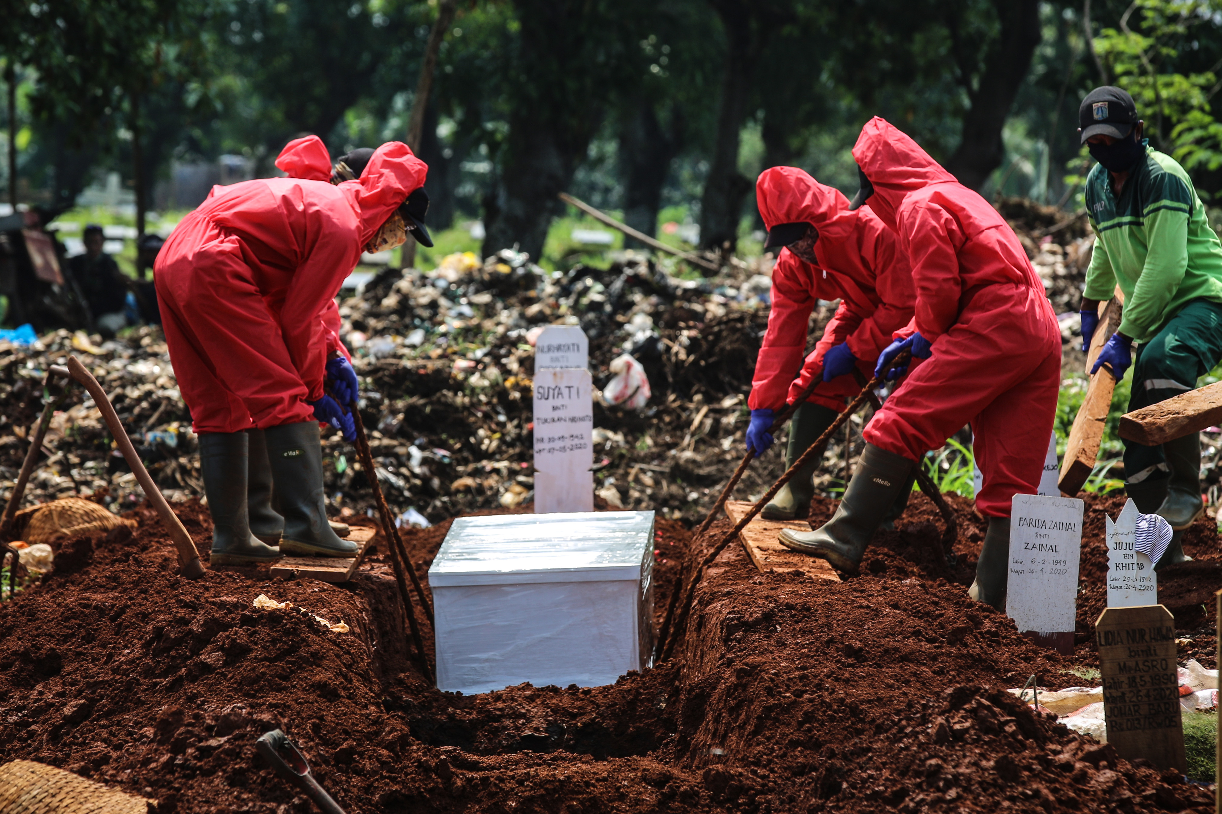 Ilustrasi pemakaman jenazah positif covid-19