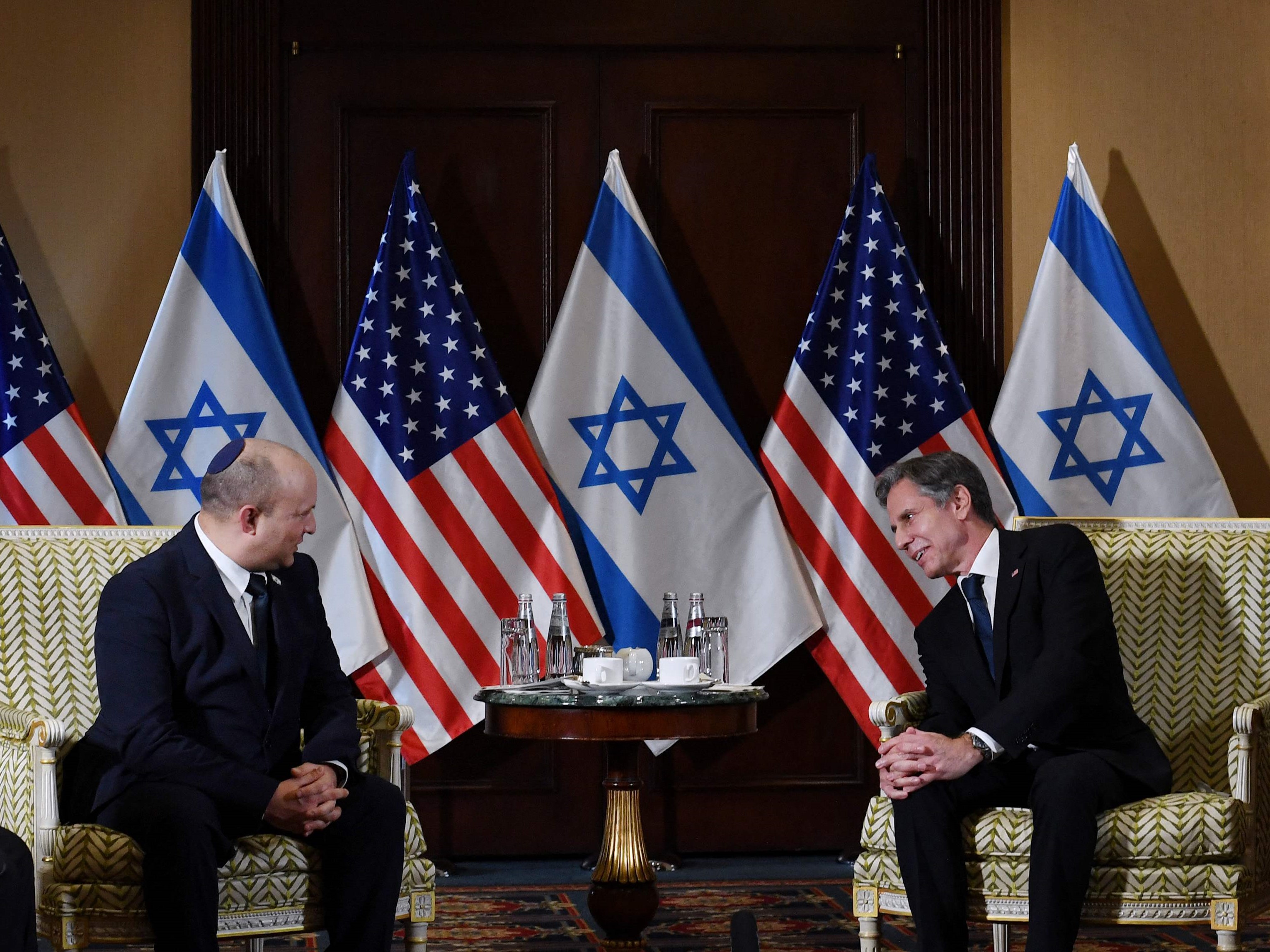 Menlu AS Antony Blinken (kanan) bertemu dengan PM Israel Naftali Bennett (kiri) di Hotel Willard, Washington DC, Rabu (25/8).