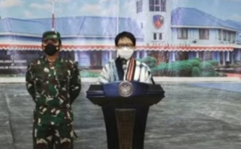 Menlu Retno Marsudi didampingi Panglima TNI Marsekal TNI Hadi Tjahjanto menyambut kedatangan WNI dari Afghanistan, Sabtu (21/8)