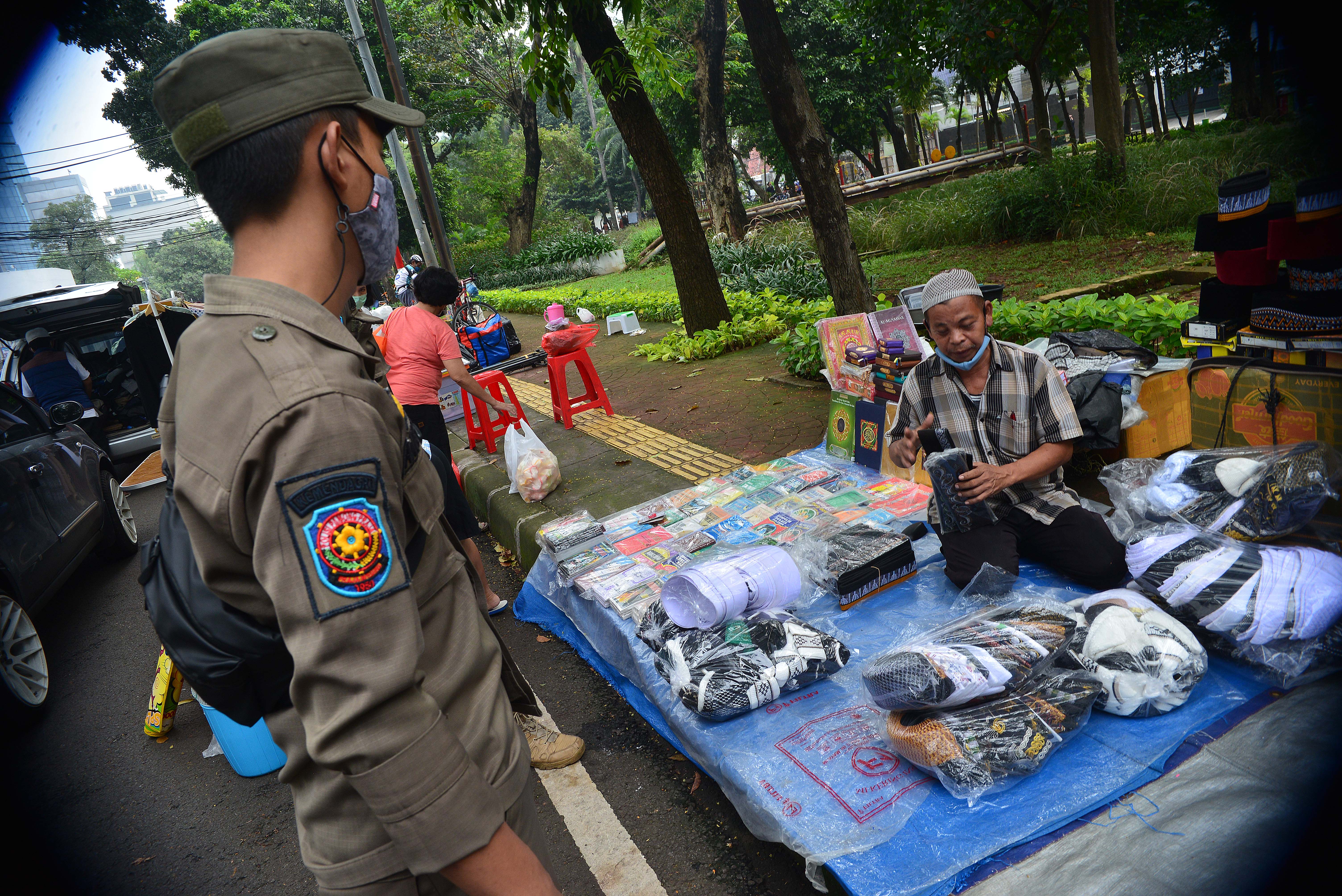 Satpol PP meminta pedagang kaki lima mengemasi barang agar tidak menimbulkan kerumunan
