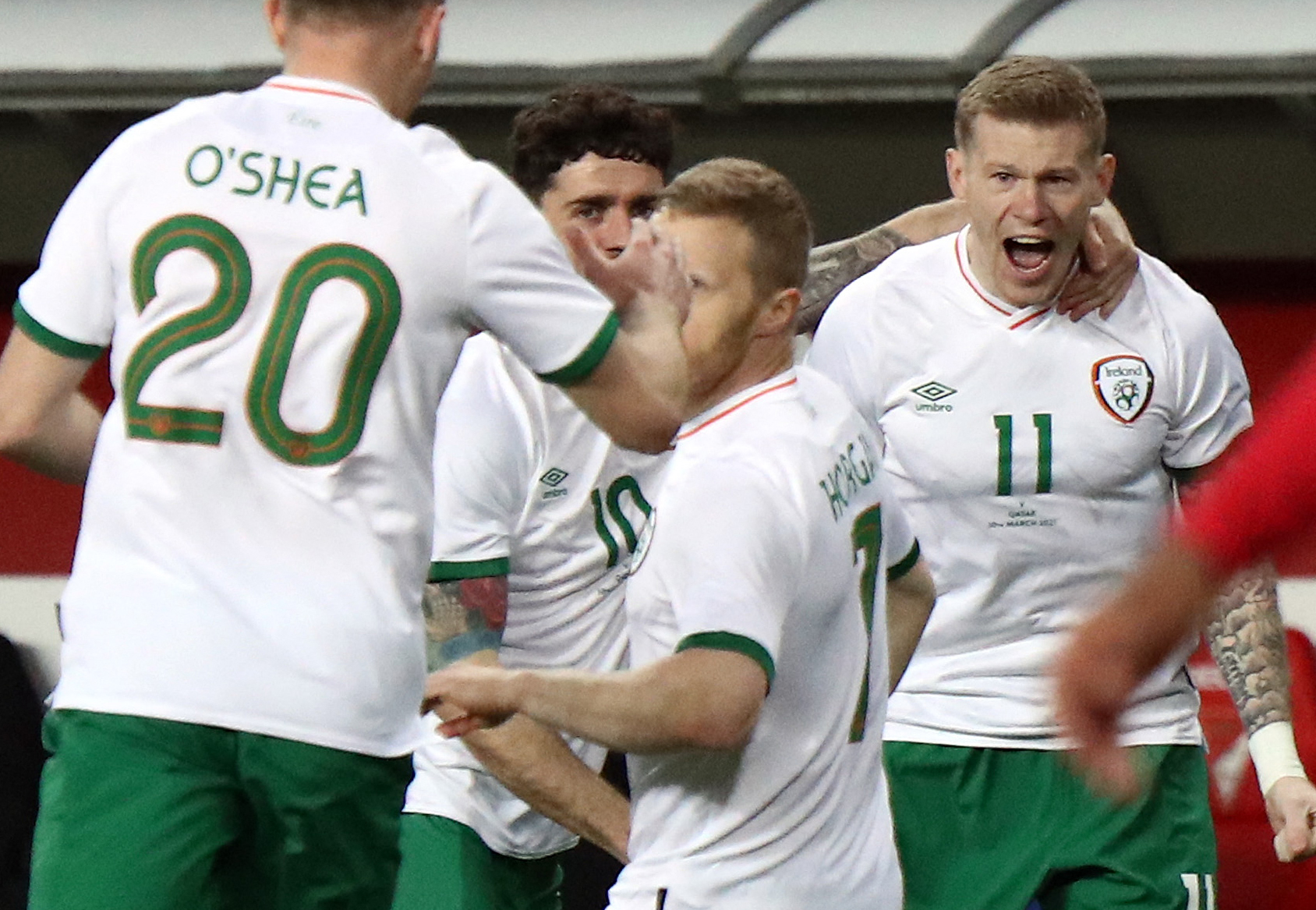 Para pemain timnas Irlandia melakukan selebrasi usai mencetak gol ke gawang lawan.