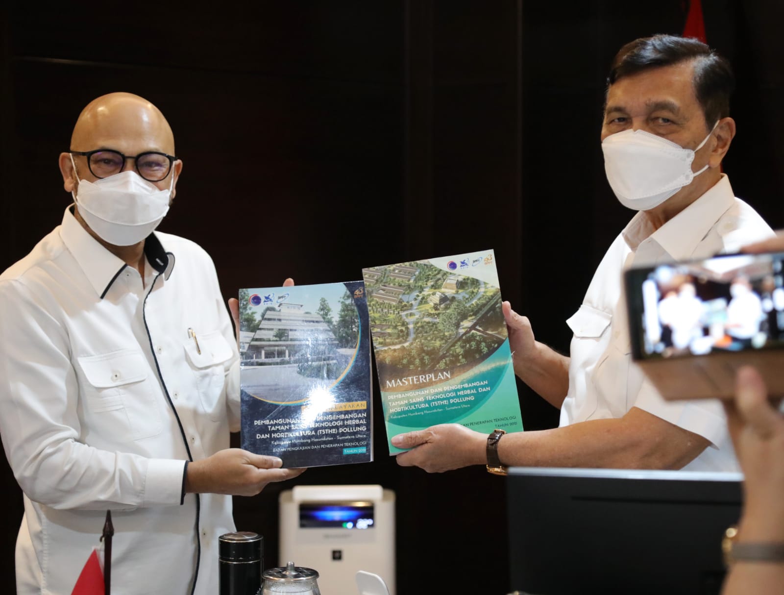 Kepala BPPT Hammam Riza bersama Menko Marves Luhut Binsar Pandjaitan saat rakor Detail Engineering Desain di Jakarta, Senin (2/8/2021))