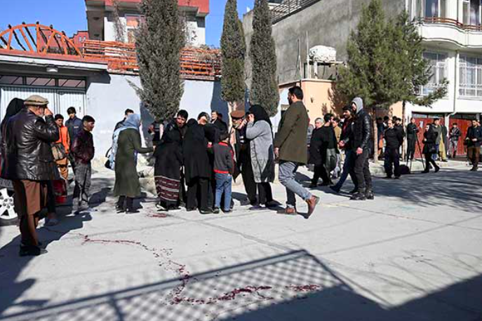 Sejumlah warga berkumpul di lokasi penembakan dua wanita yang bekerja di Mahkamah Agung Afghanistan.