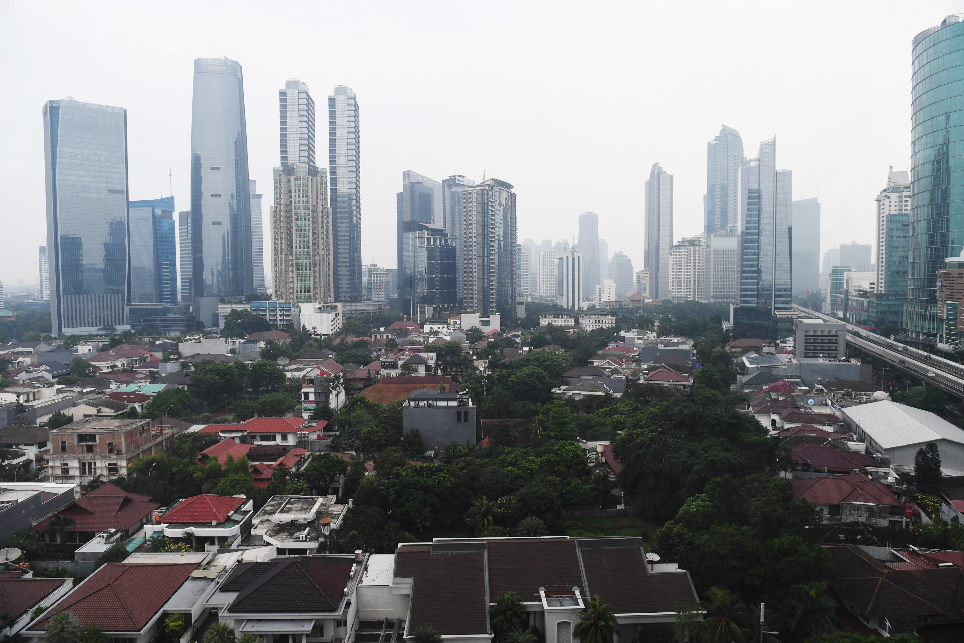  Suasana deretan gedung bertingkat di Jakarta